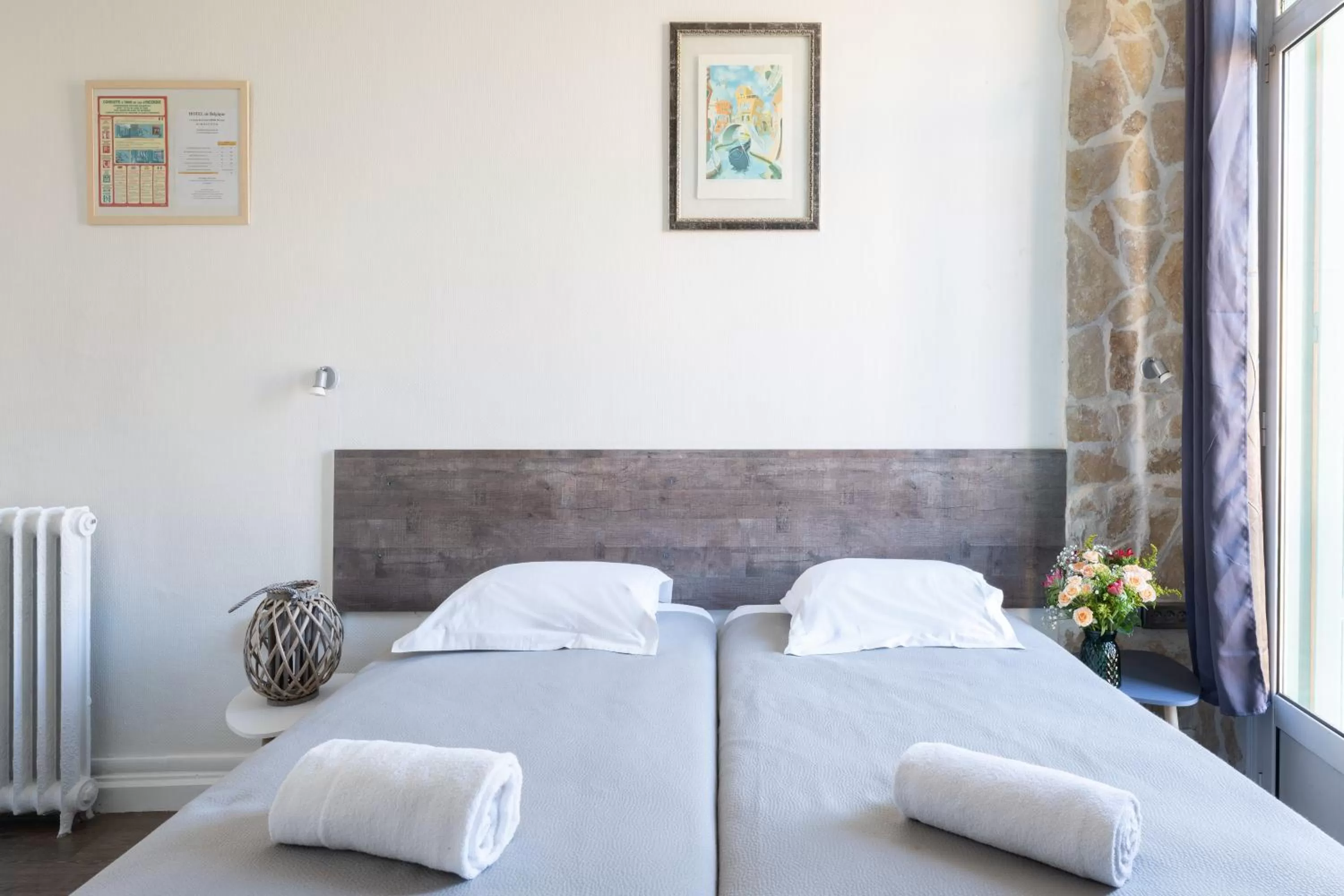 Balcony/Terrace, Bed in Hotel De Belgique à Menton