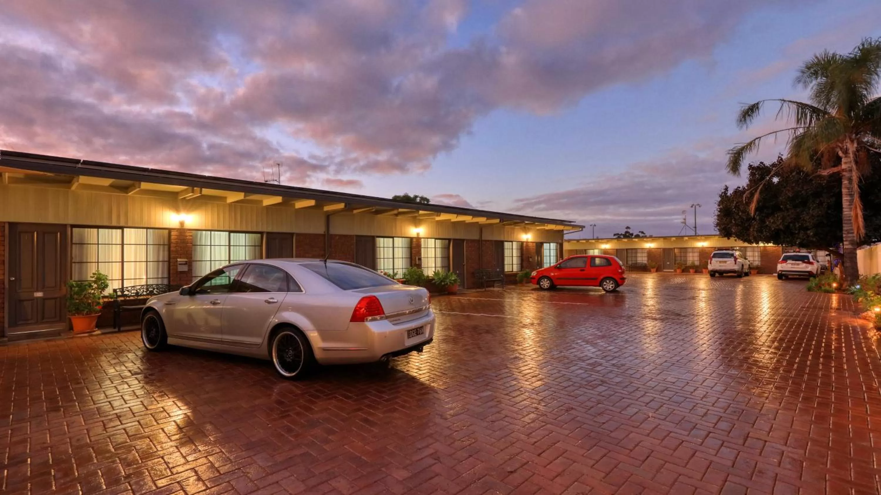 Parking in Oasis Motor Inn