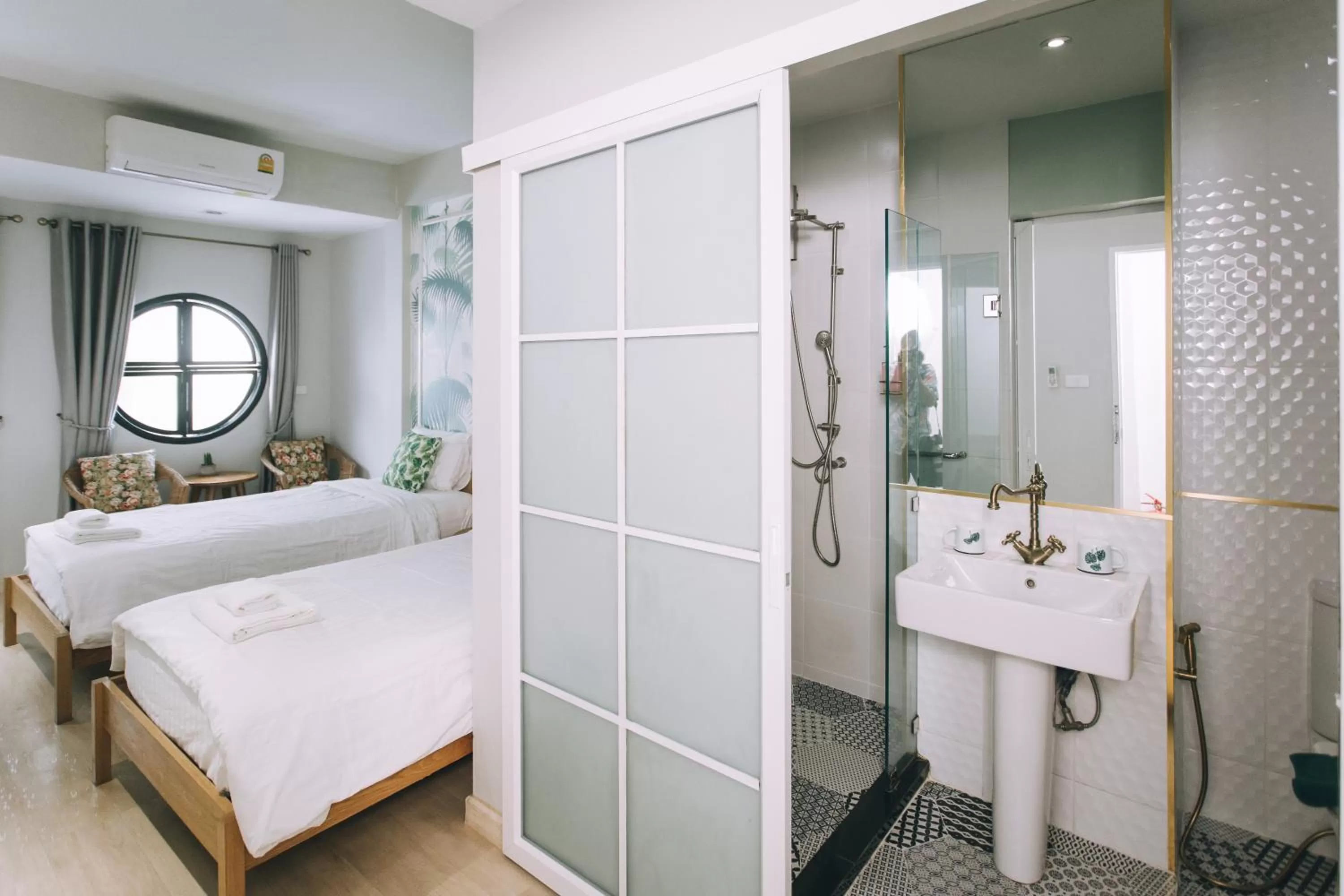 Bathroom in J's Cafe and Poshtel