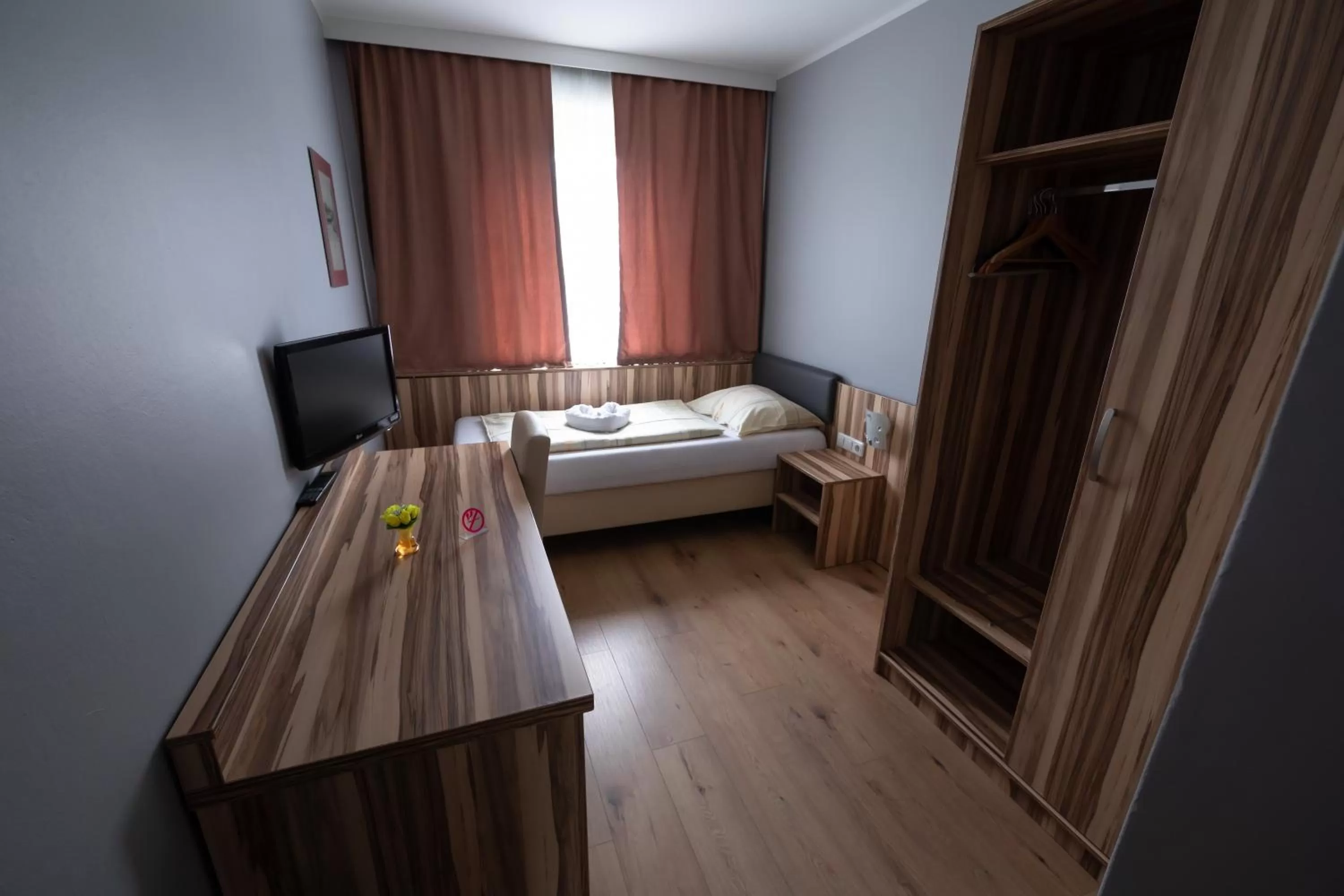 TV/Entertainment Center in Hotel Am Limes