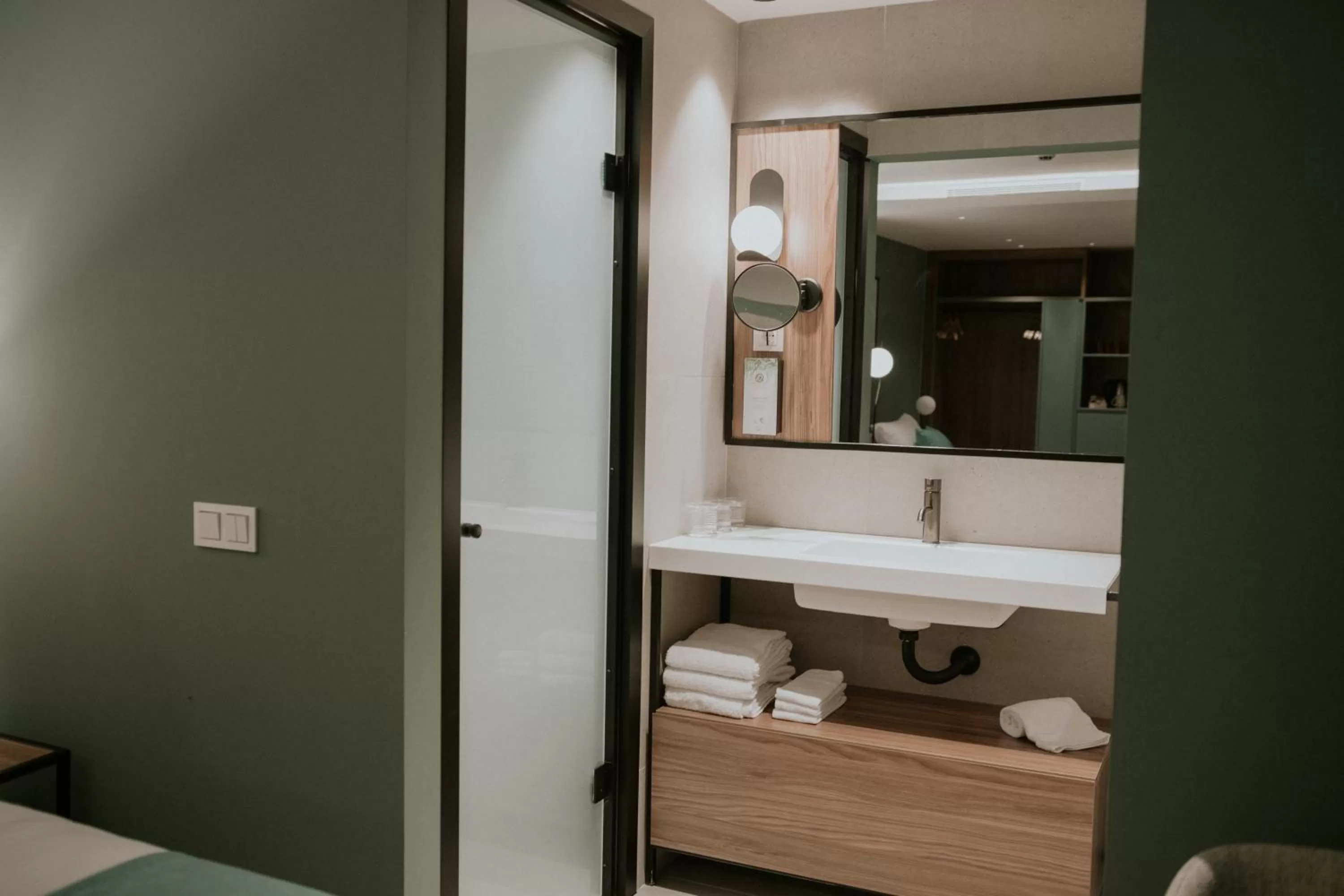 Bathroom, Bed in Catalina Plaza Hotel Sostenible