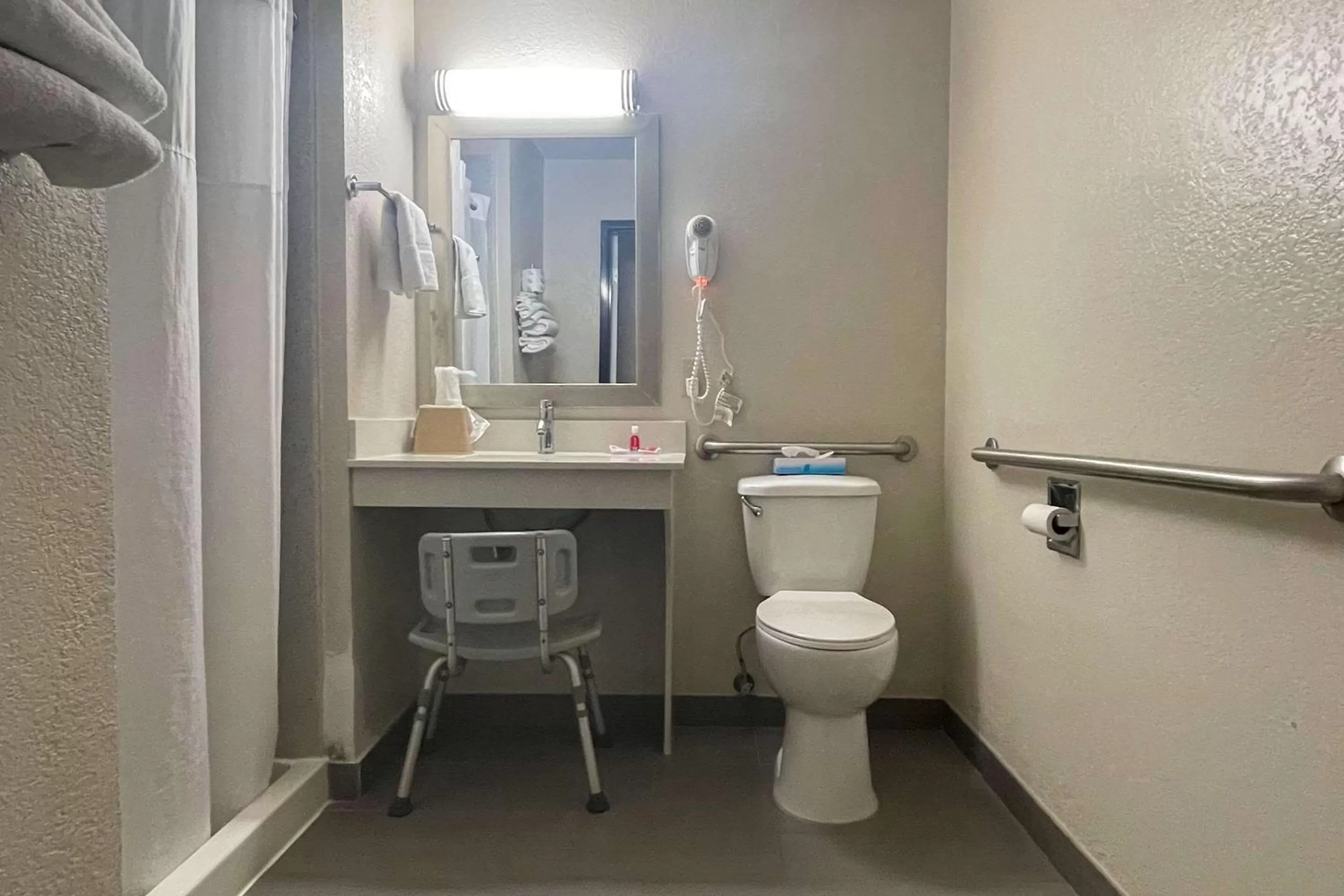 Bedroom in Econo Lodge Cartersville-Emerson Lake Point