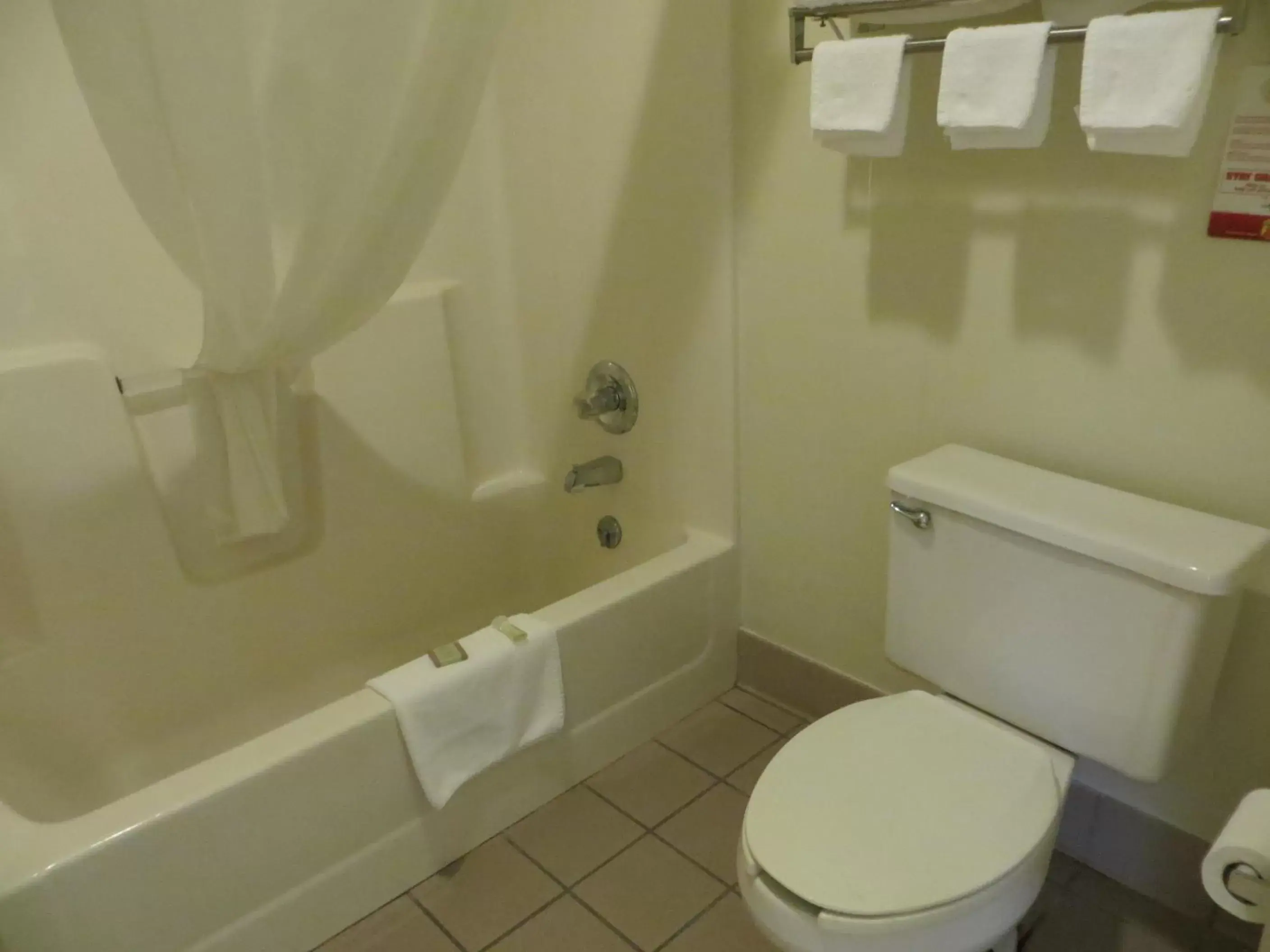 Queen Room with Two Queen Beds - Non-Smoking in Baymont by Wyndham Cave City Queen Room with Two Queen Beds - Non-Smoking in Baymont by Wyndham Cave City