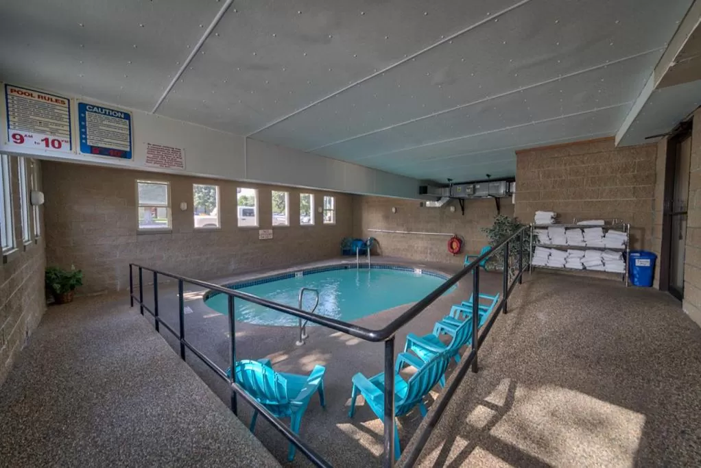 Swimming pool in Moose Creek Lodge & Suites