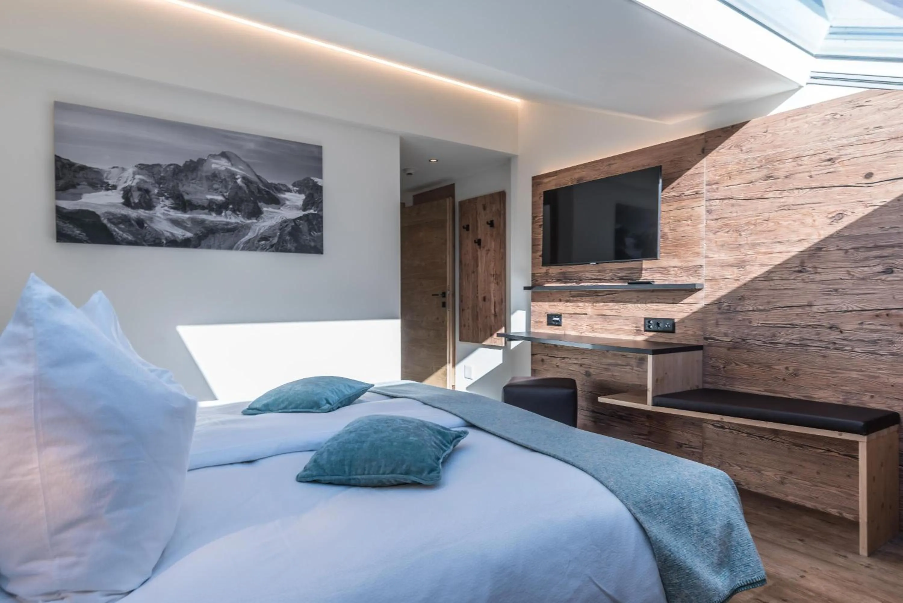 Photo of the whole room, Bed in Hotel Hemizeus & Iremia Spa