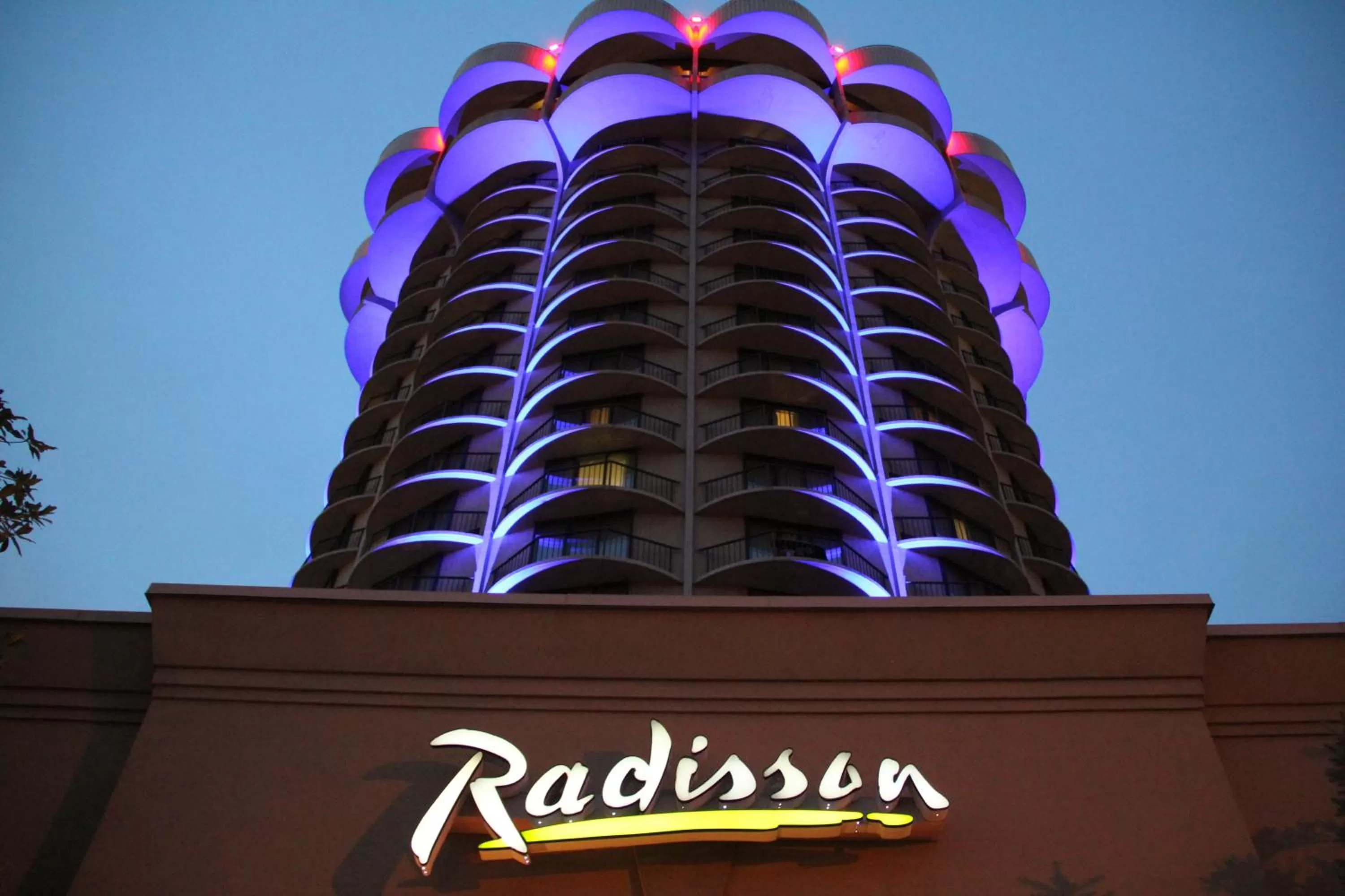 Property building in Radisson Hotel Cincinnati Riverfront