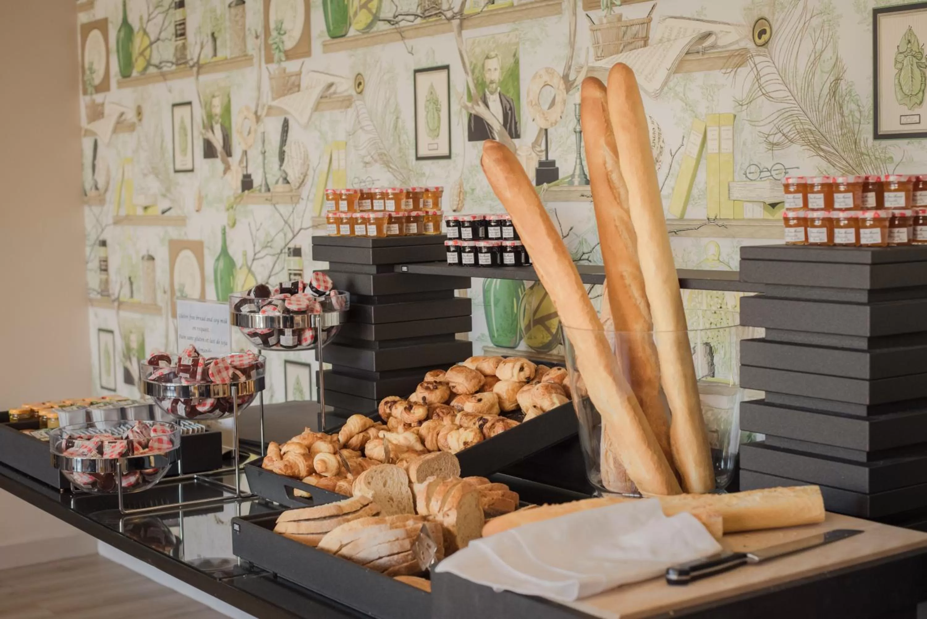 Continental breakfast in Best Western Hôtel Hermitage