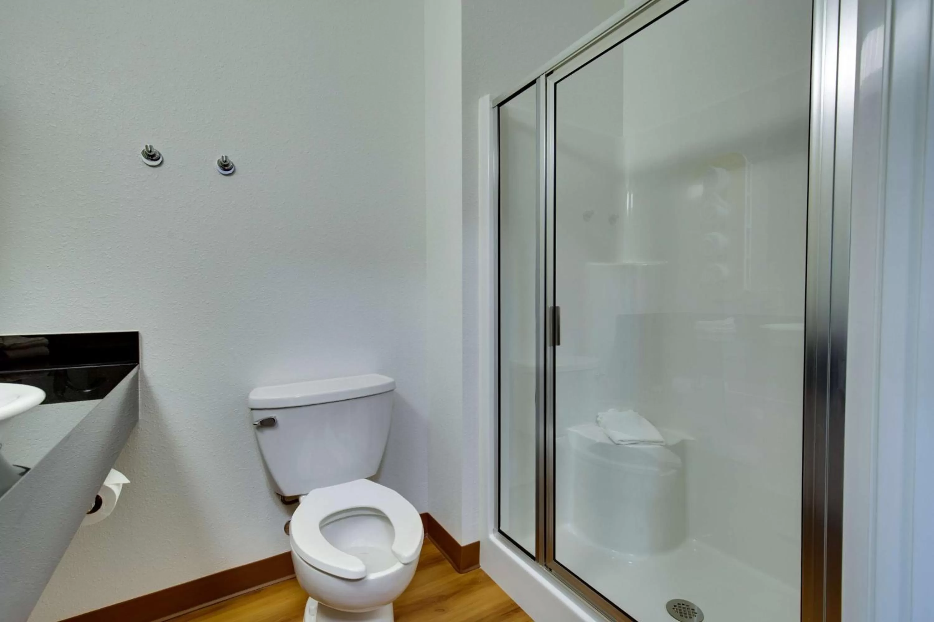 Photo of the whole room in Motel 6 Poplar Bluff, MO