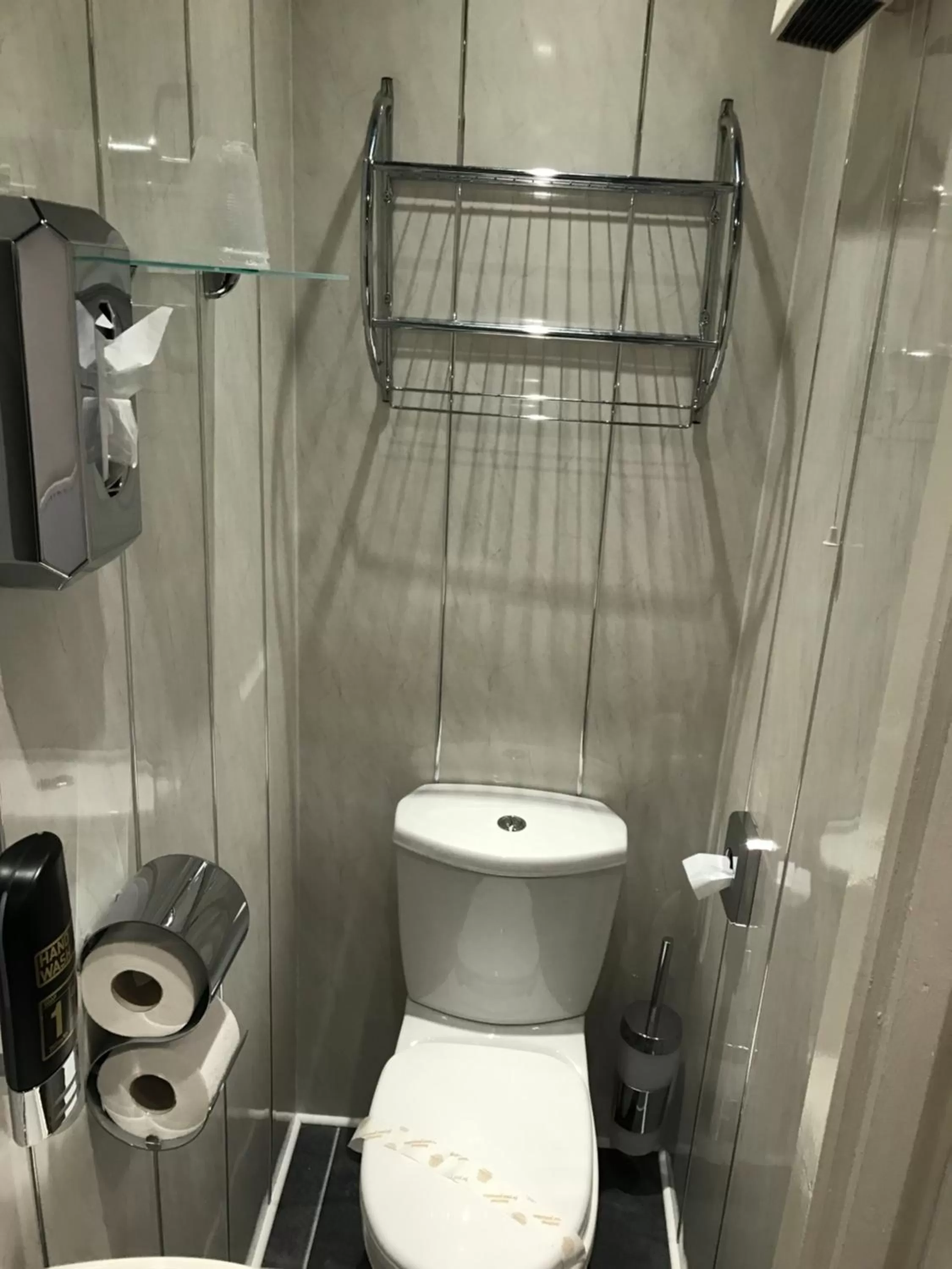 Toilet in Queens Plaza Hotel