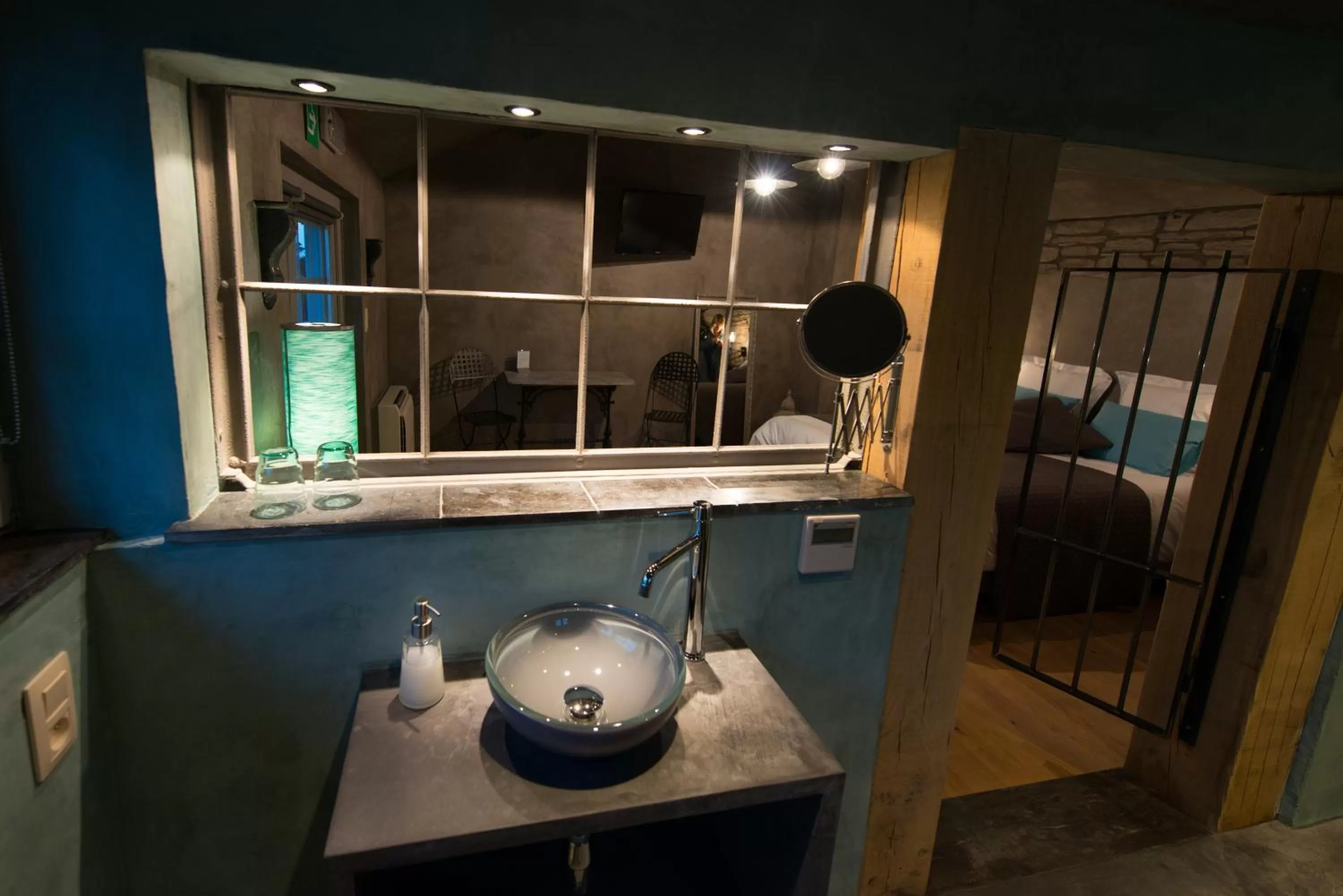 Shower, Bathroom in Les Chambres du Vivier, chambres d'hôtes et gîte - à 100m -