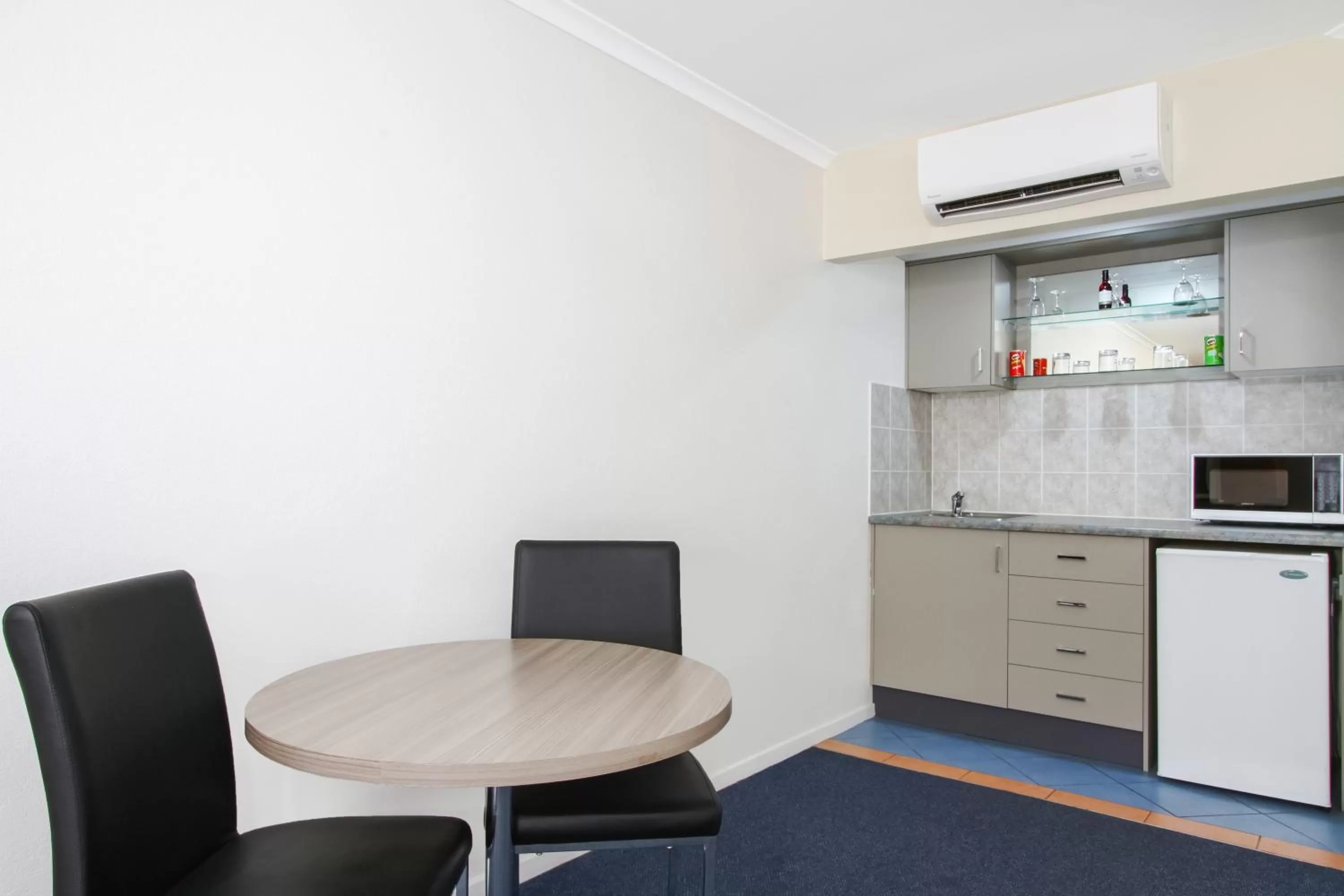 Kitchen or kitchenette in Thunderbird Motel Yass