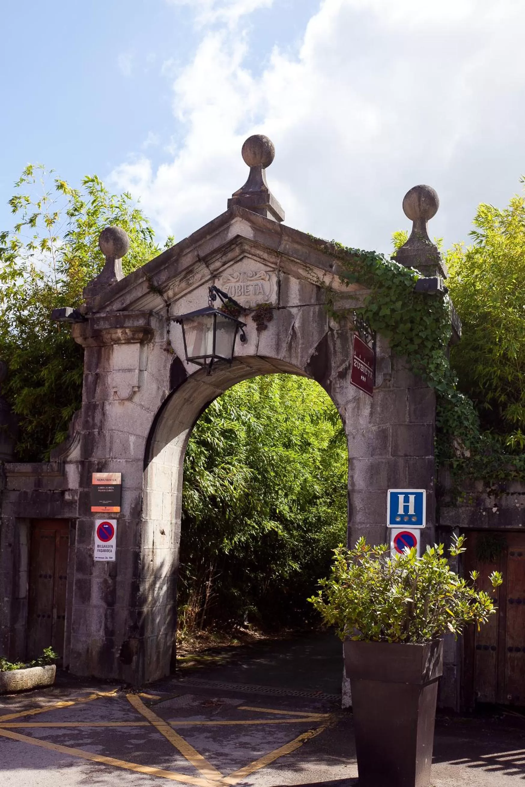 Facade/entrance in Hotel Zubieta