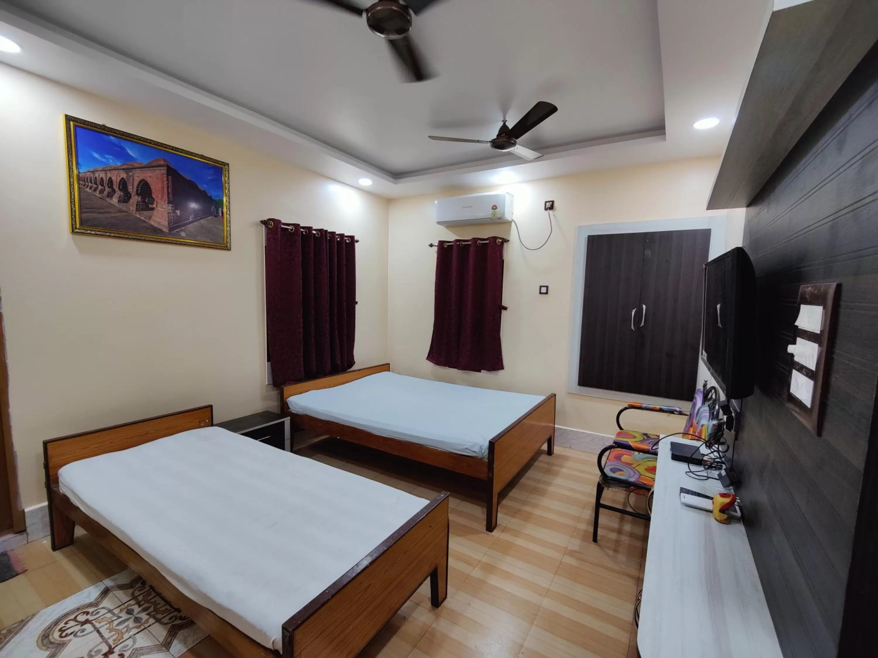 Photo of the whole room, Bed in Monalisa Lodge