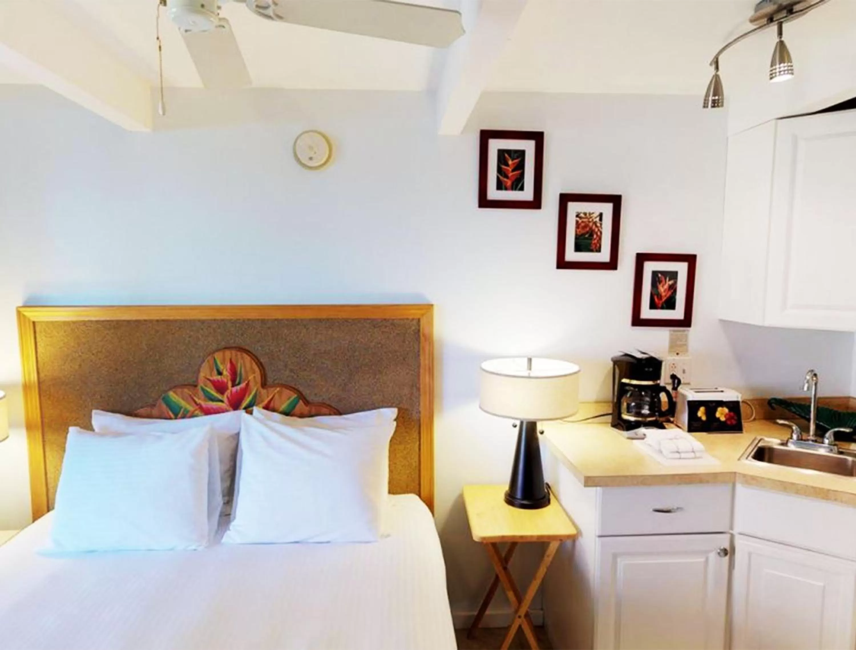 Kitchen or kitchenette, Bed in Hotel Moloka'i