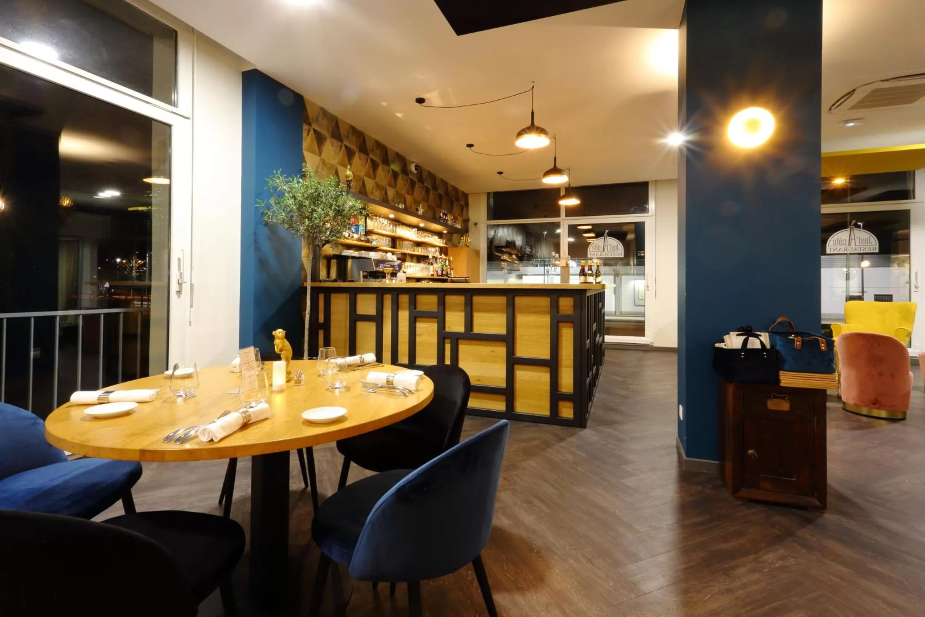 Restaurant/places to eat in B&B HOTEL Chaumont