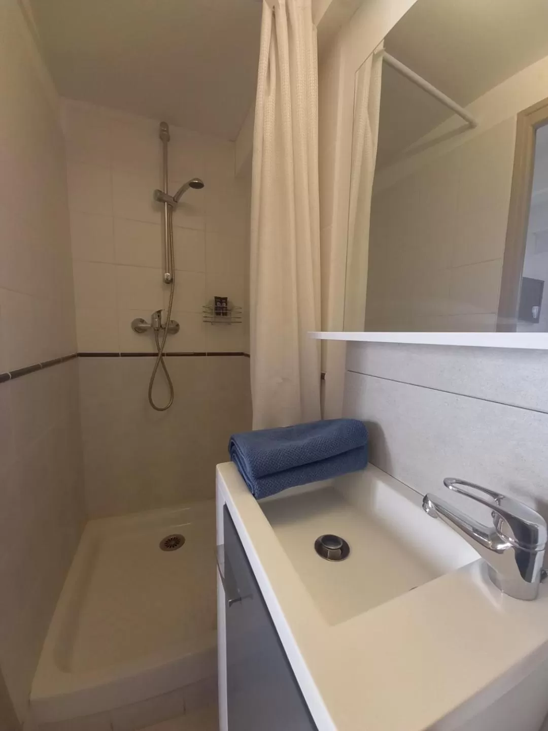 Bathroom in studio cosy à 10 minutes de Nîmes