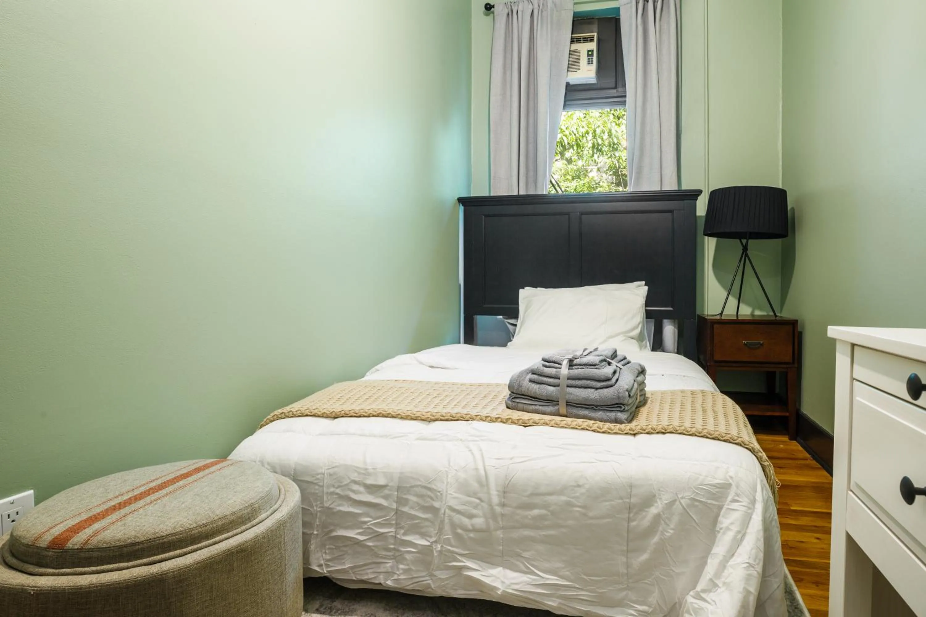 Photo of the whole room, Bed in Lamartine Chelsea