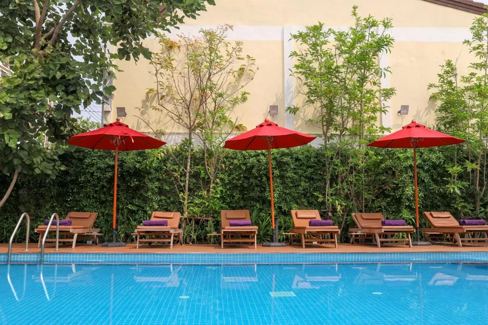 Swimming pool in Golden Sea Pattaya - SHA Extra Plus