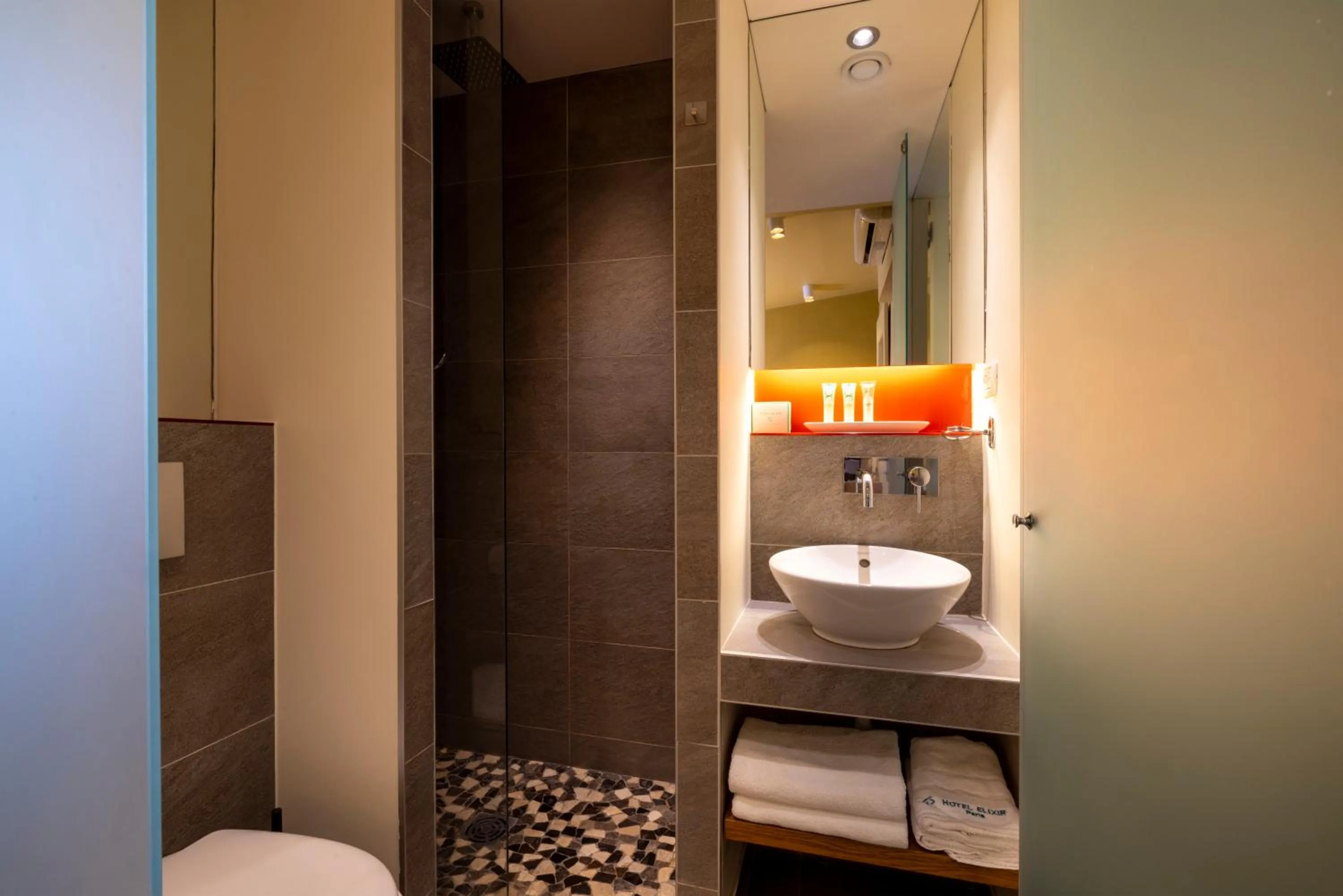 Shower in Hôtel Elixir