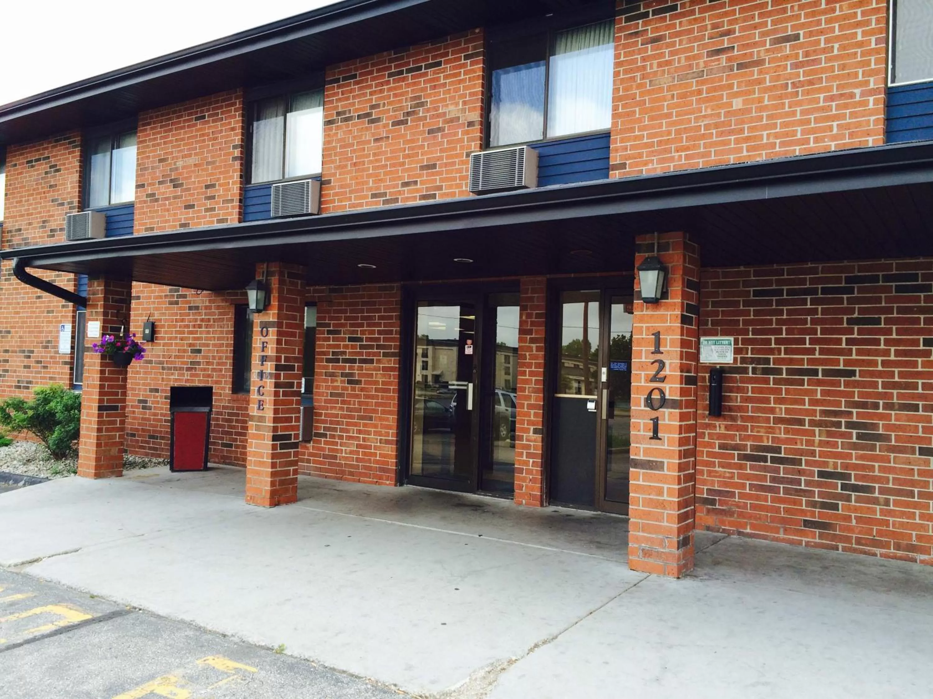 Facade/entrance in Motel 6-Oak Creek, WI