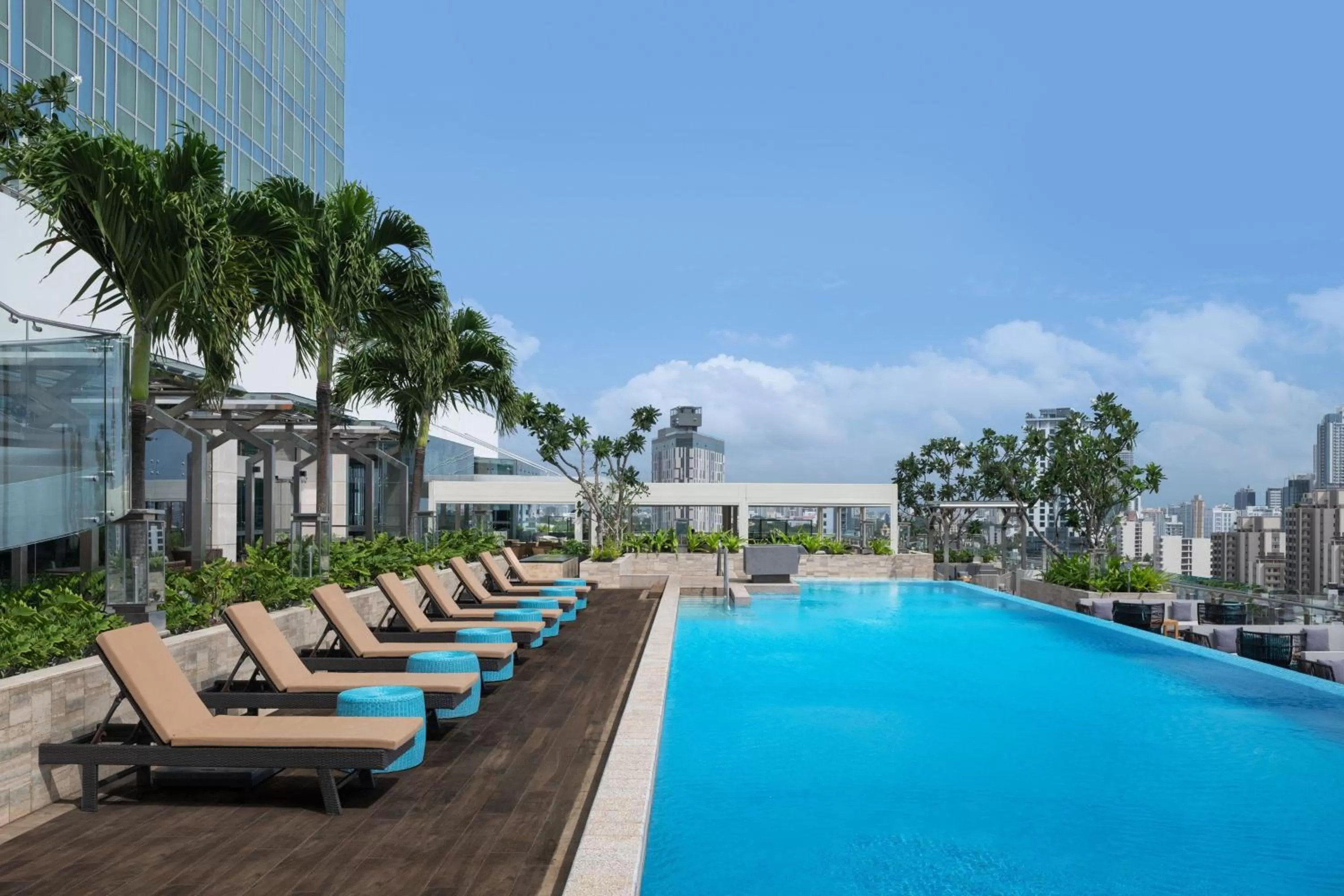 Swimming pool in Courtyard by Marriott Colombo