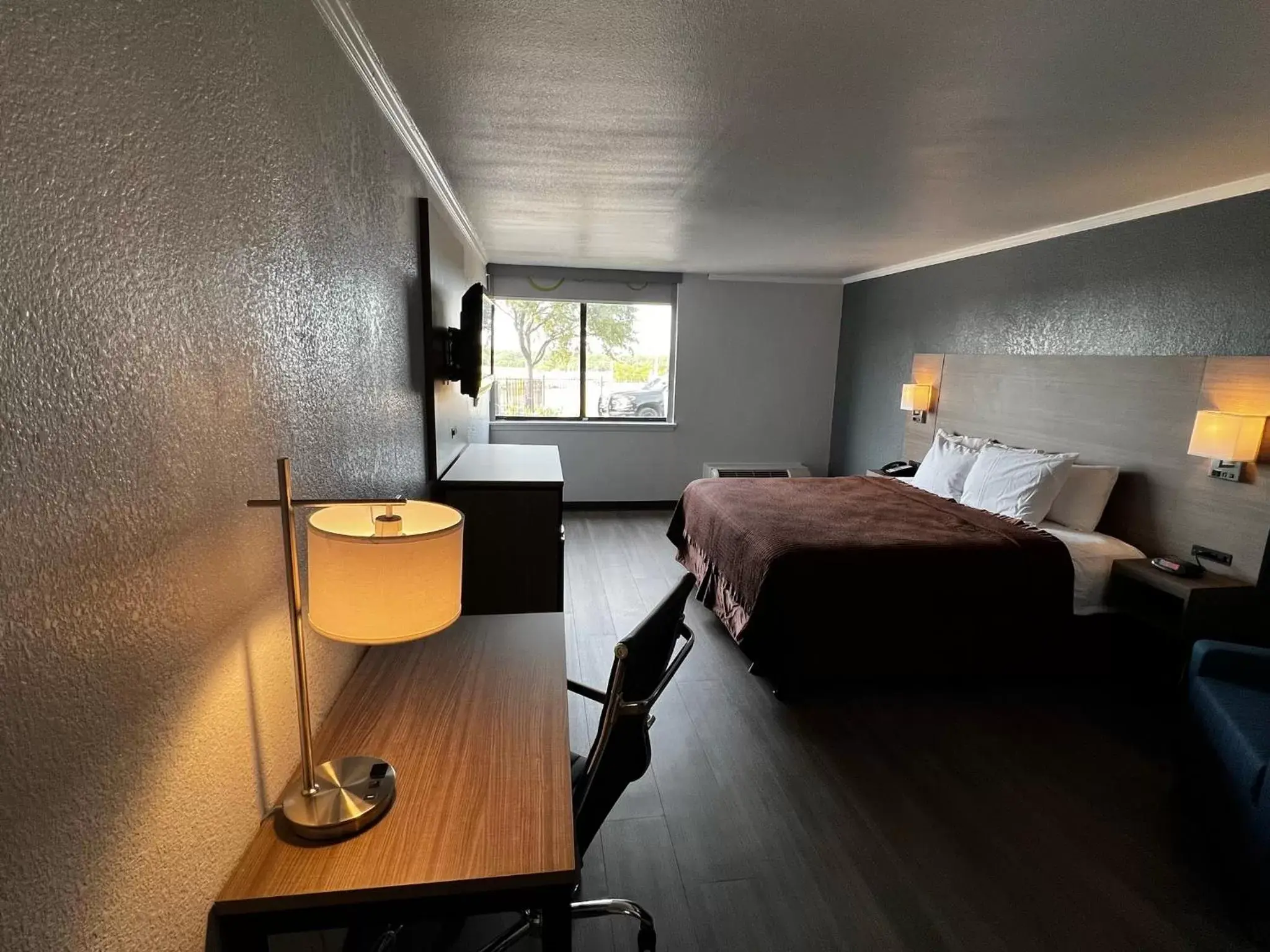 1 King Bed, Mobility Accessible Room, Bathtub w/ Grab Bars, Non-Smoking in Super 8 by Wyndham Fort Worth Entertainment District 1 King Bed, Mobility Accessible Room, Bathtub w/ Grab Bars, Non-Smoking in Super 8 by Wyndham Fort Worth Entertainment District