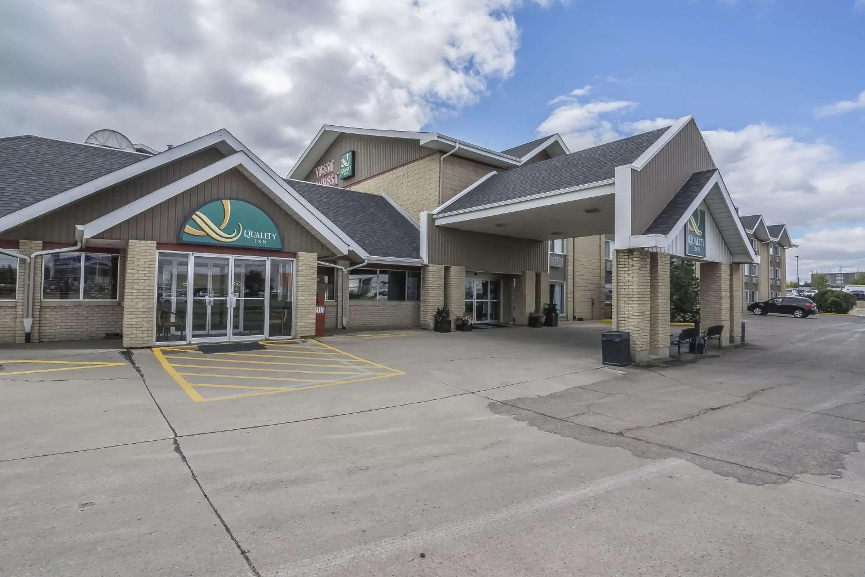 Property building in Quality Inn West Edmonton