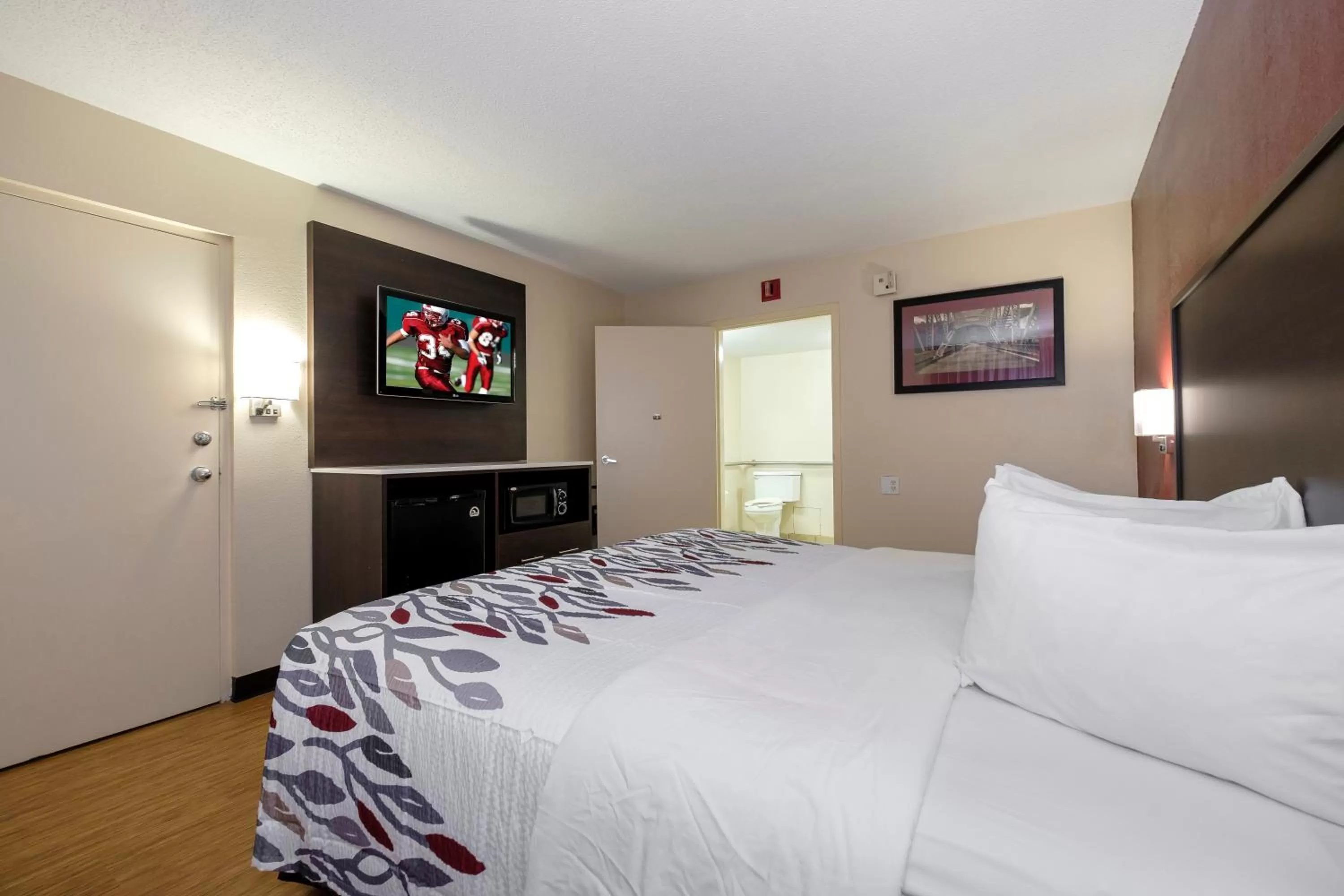 Photo of the whole room, Bed in Red Roof Inn Gadsden