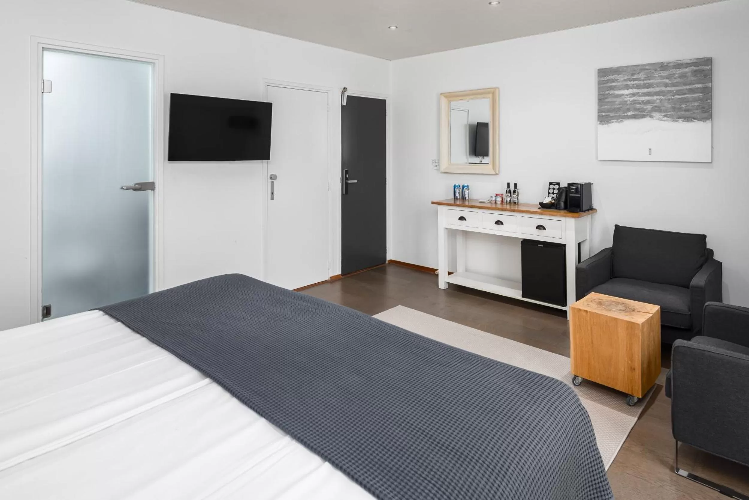 Bedroom, TV/Entertainment Center in Strandhotel Domburg