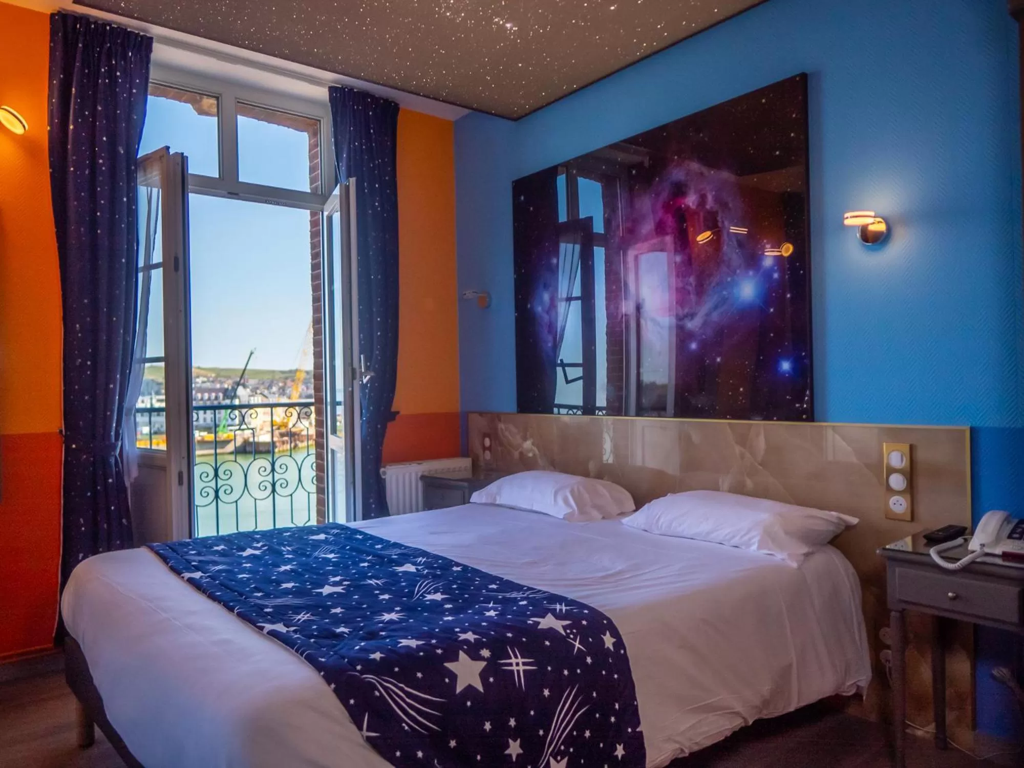 Bed in Hôtel De Calais