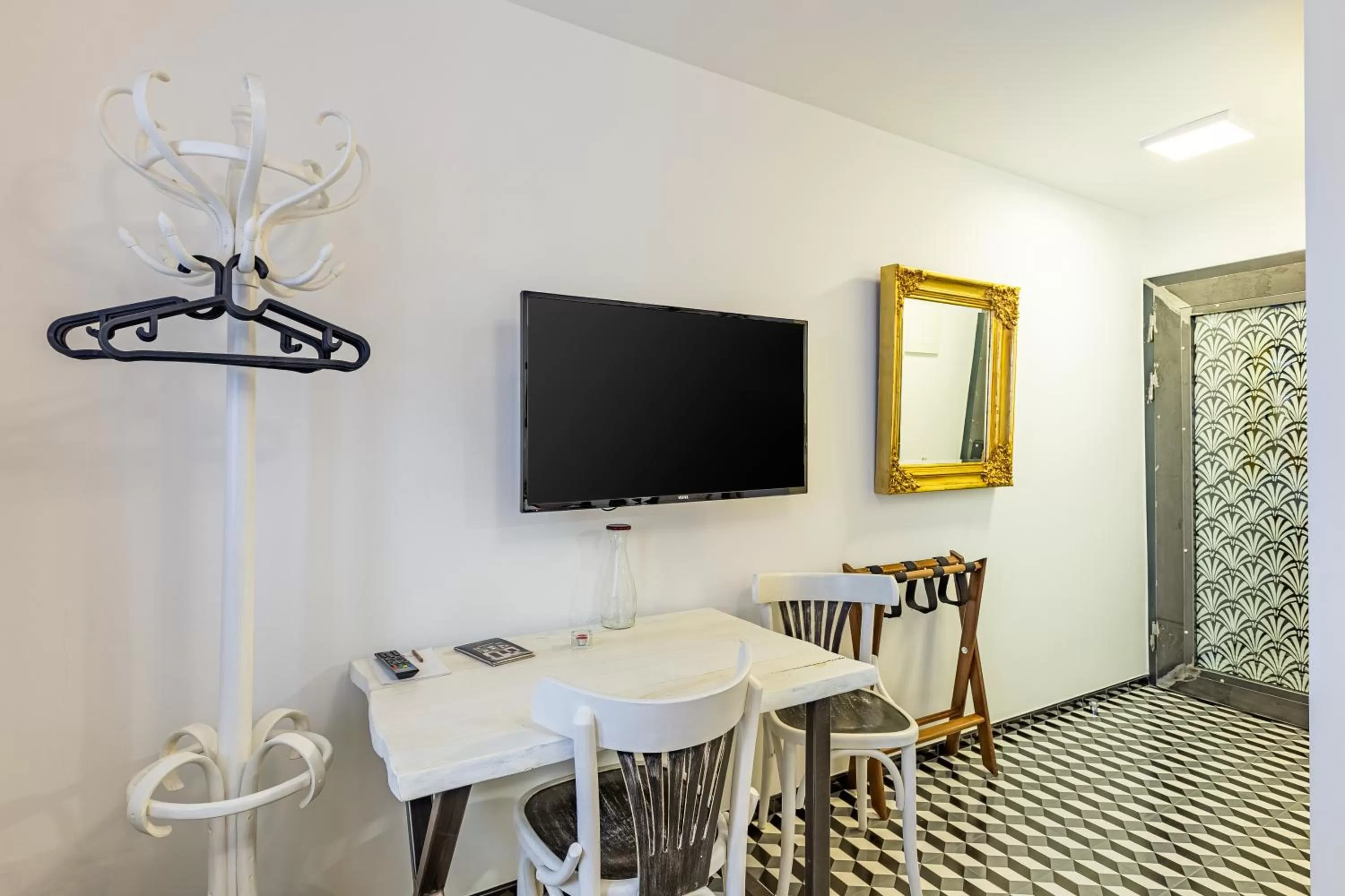 TV and multimedia in Villa Pera Suite Hotel