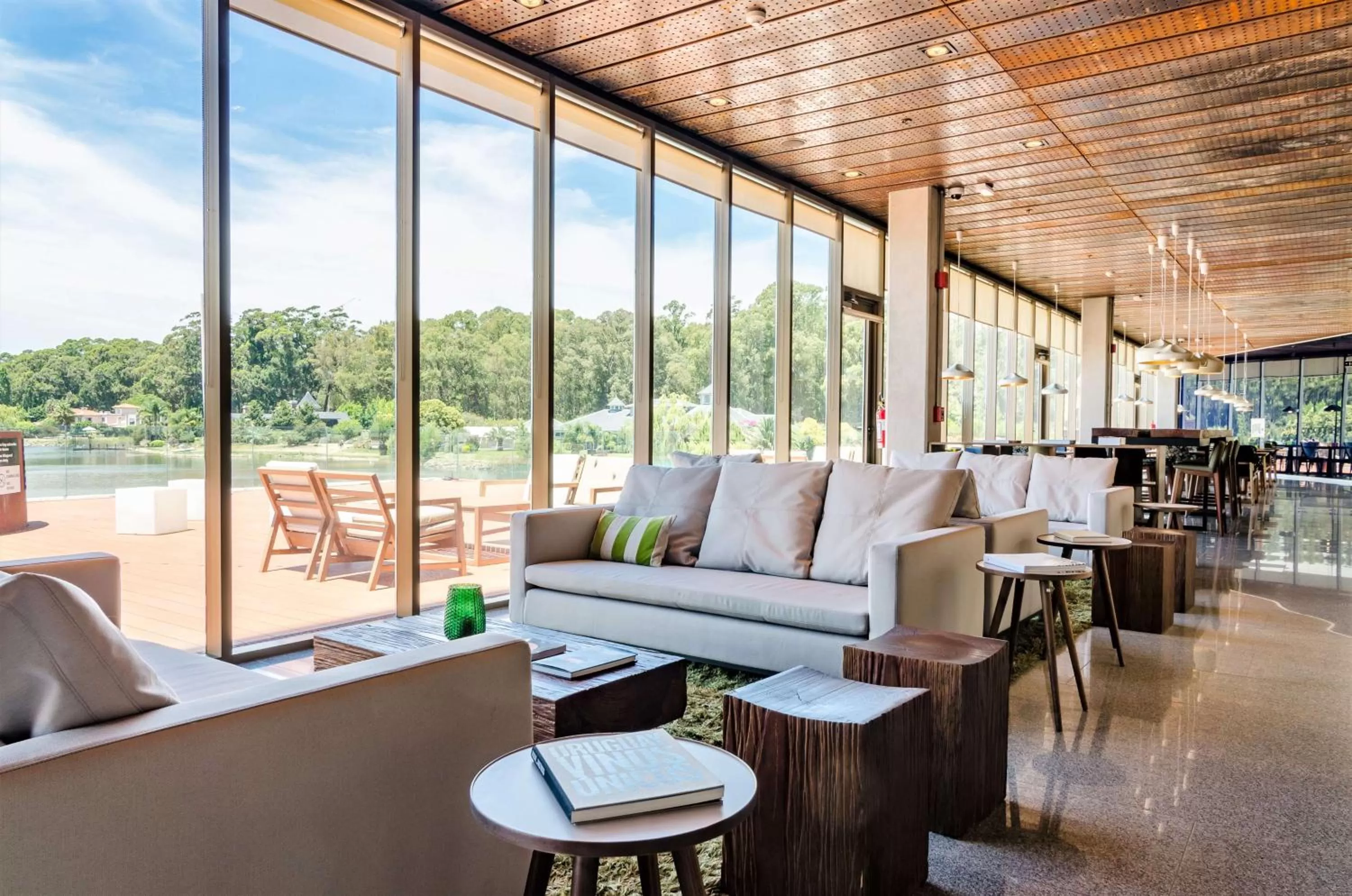 Restaurant/places to eat in Hampton By Hilton Montevideo Carrasco