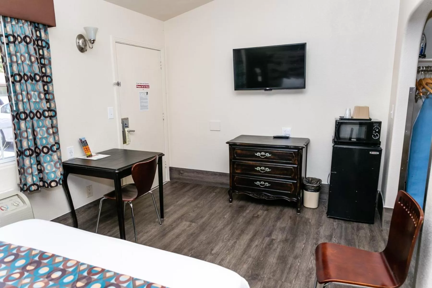 Living room, Bed in Anaheim Discovery Inn and Suites
