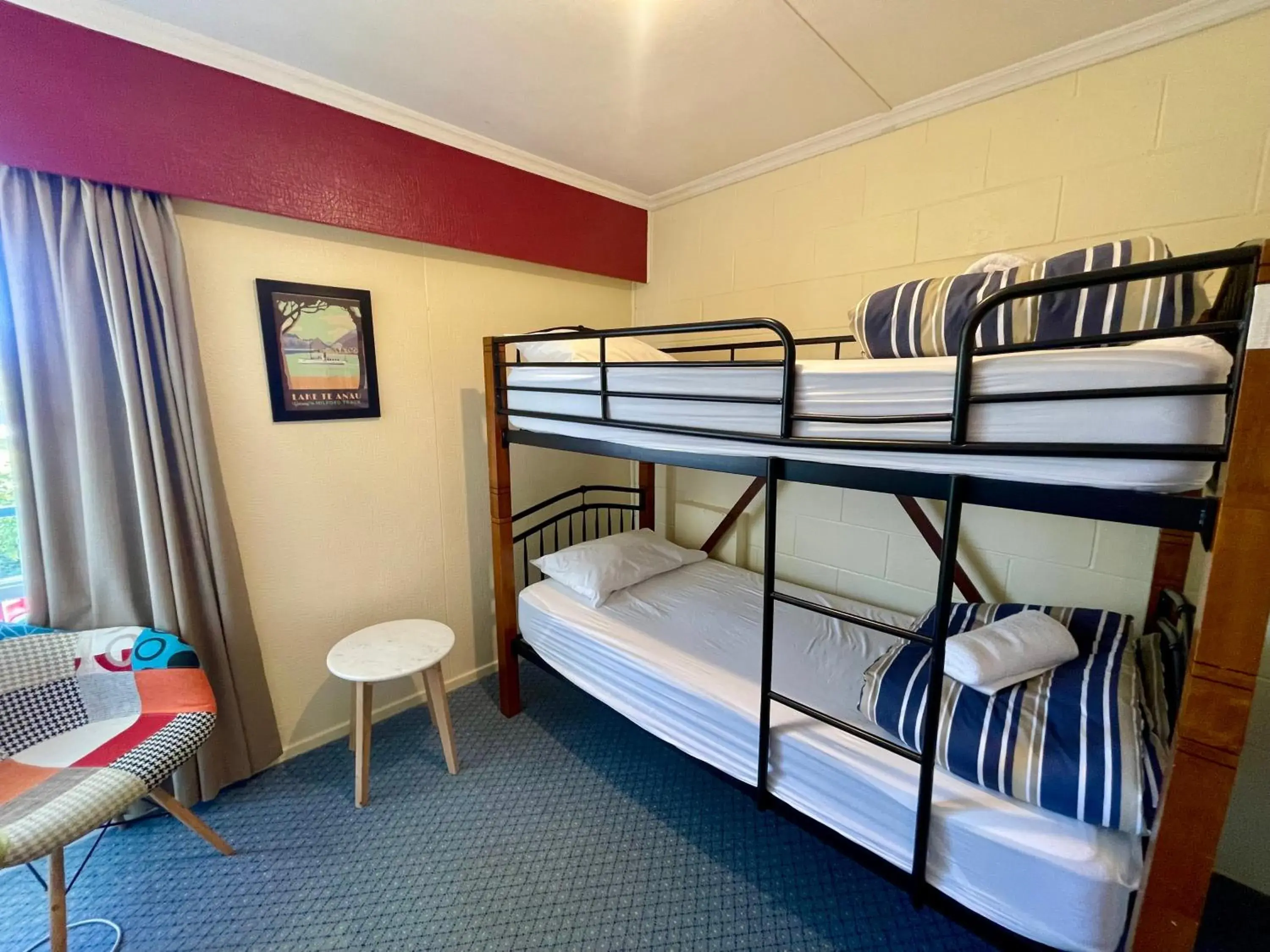 Standard Twin Room with Shared Bathroom in Te Anau Lakefront Backpackers Standard Twin Room with Shared Bathroom in Te Anau Lakefront Backpackers