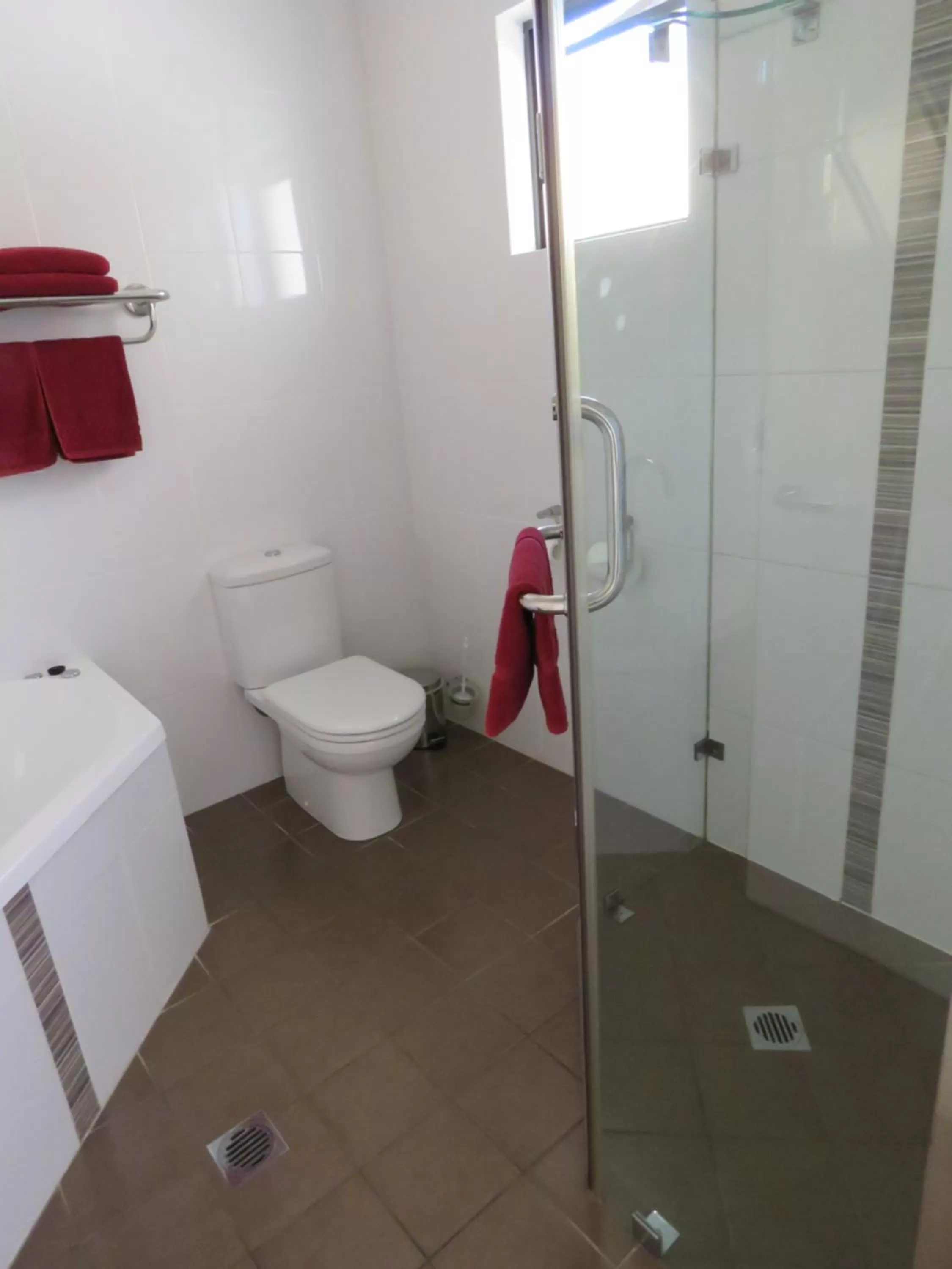 Bathroom in Emerald Gardens Motel & Apartments