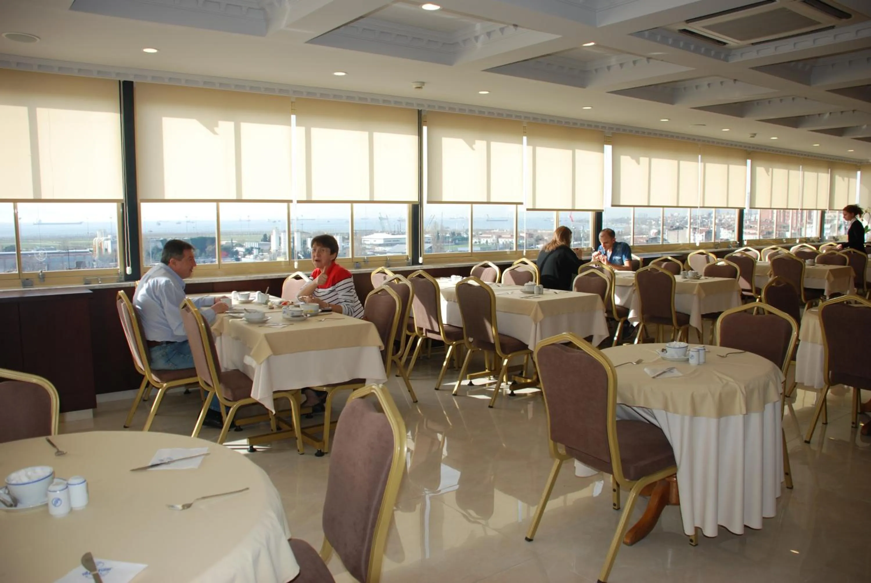 Restaurant/places to eat in Fuar Hotel