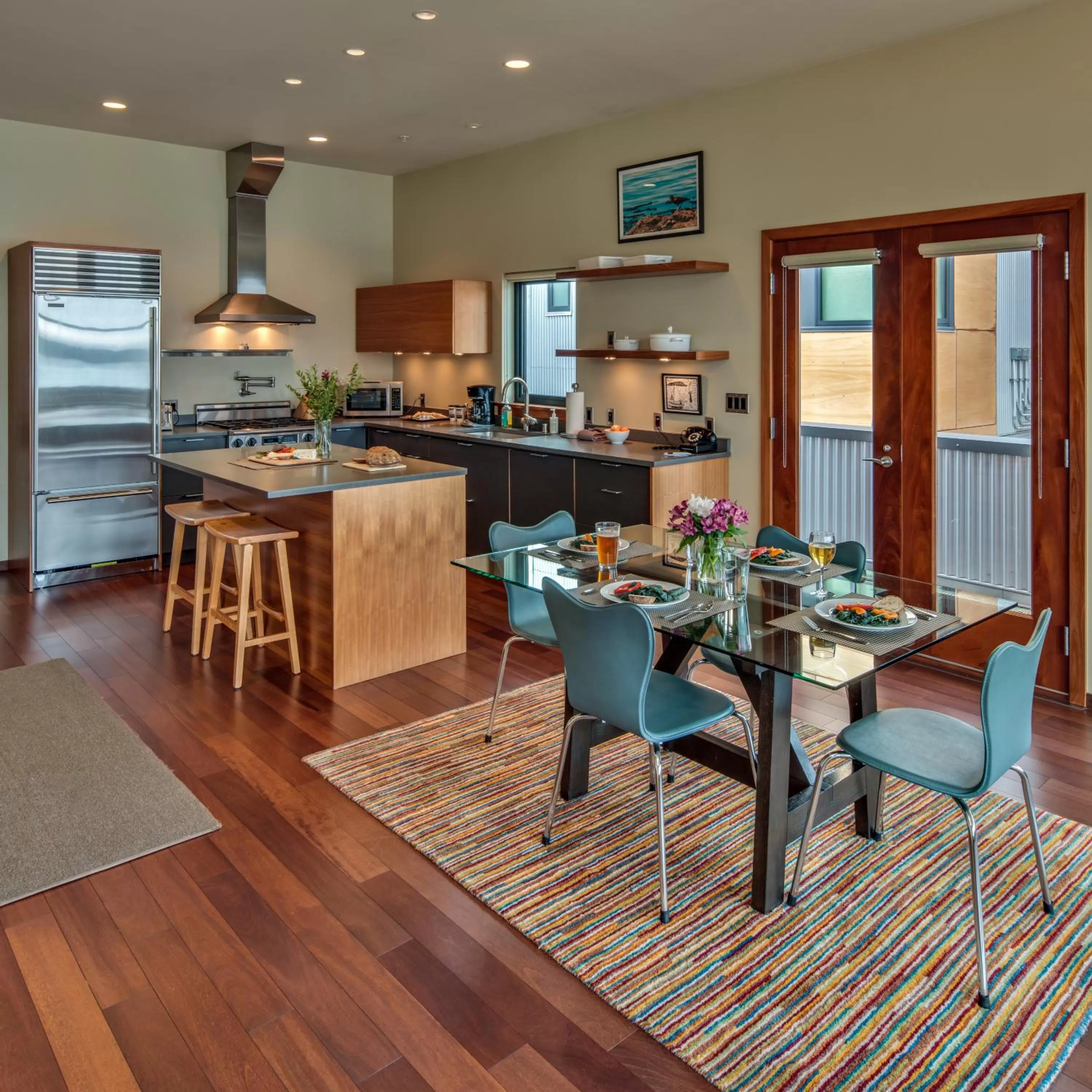 Kitchen or kitchenette in Island Inn at 123 West