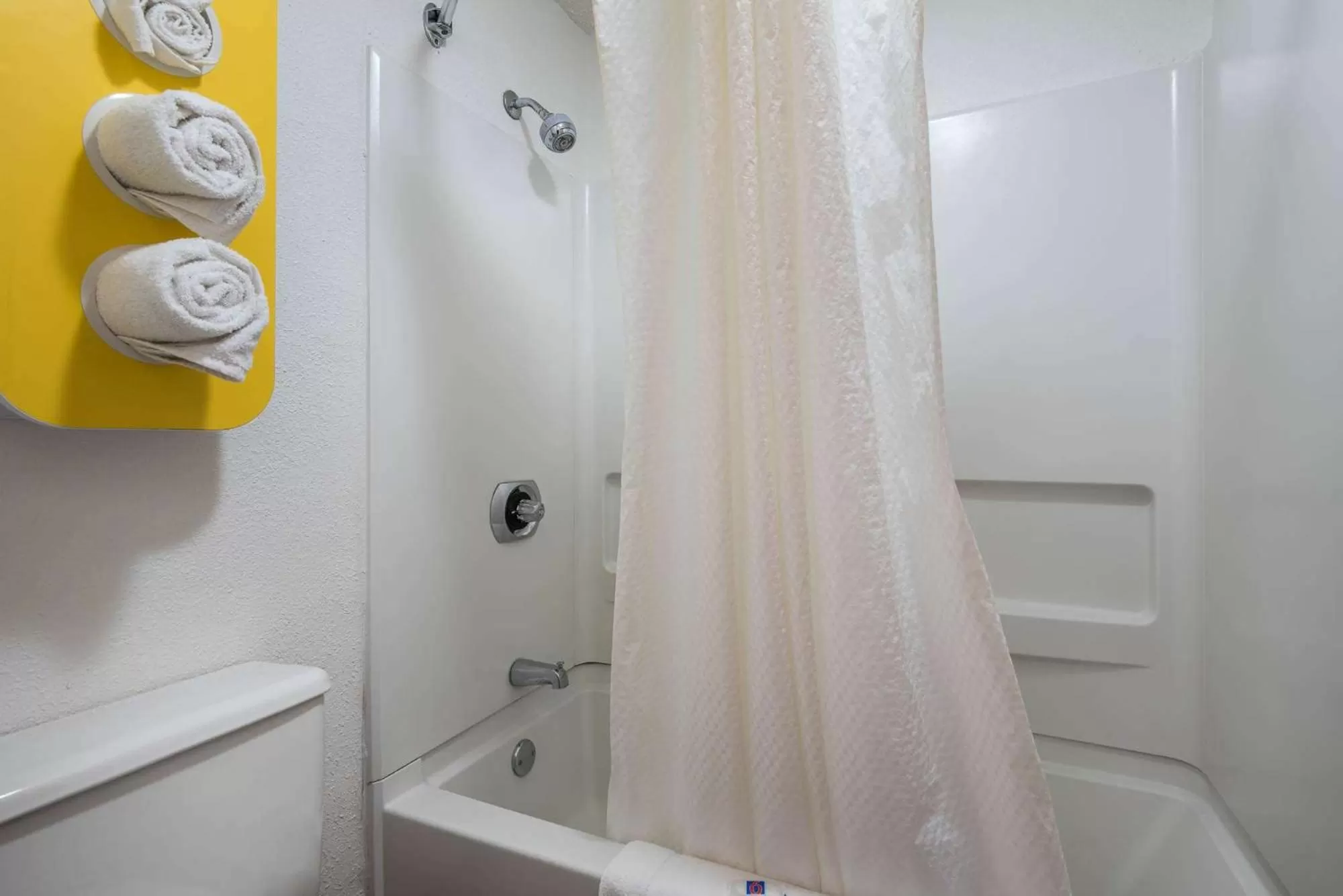 Bathroom in Motel 6-Bridgeview, IL