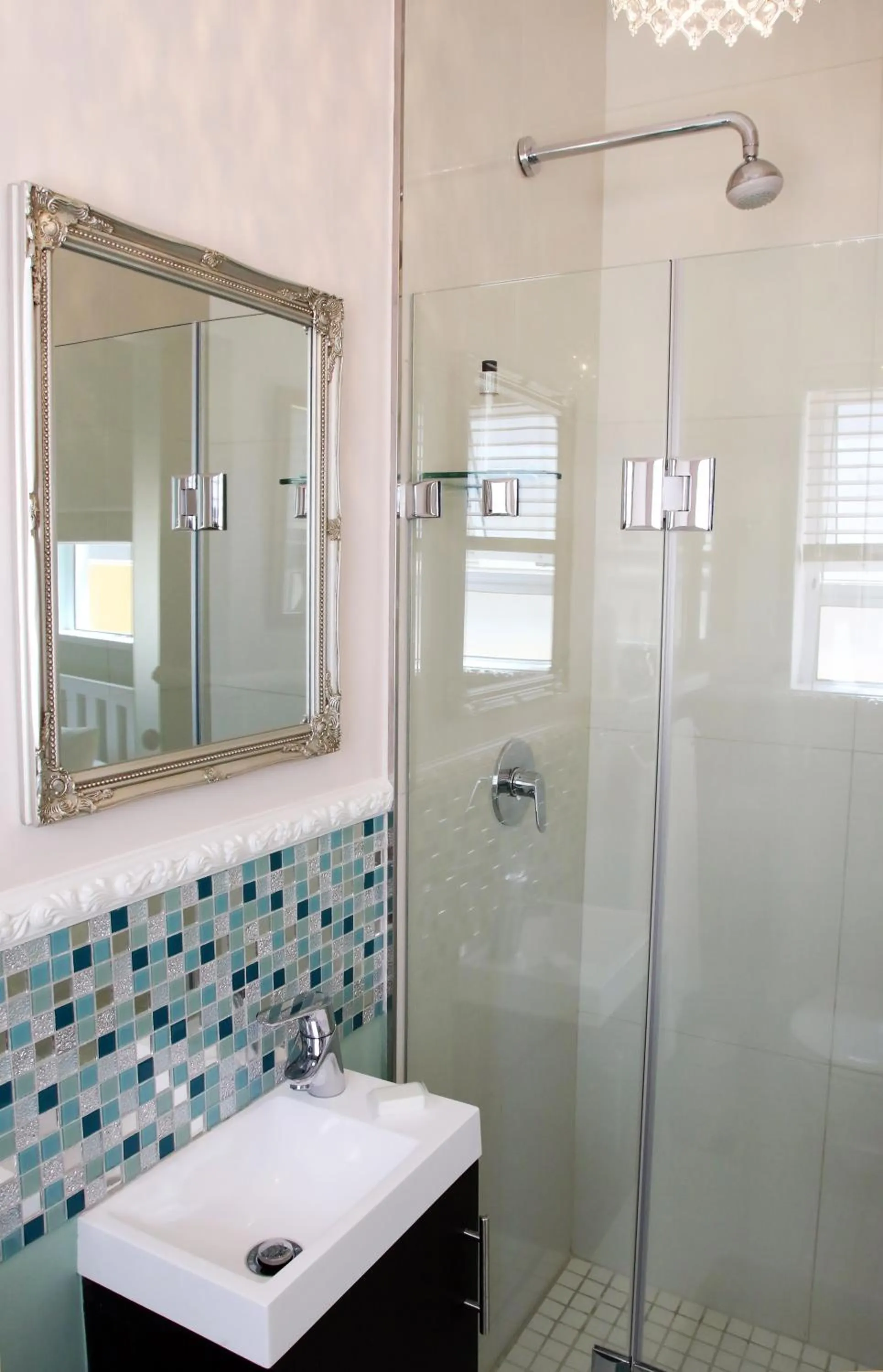 Shower in Dolphin Inn Guesthouse