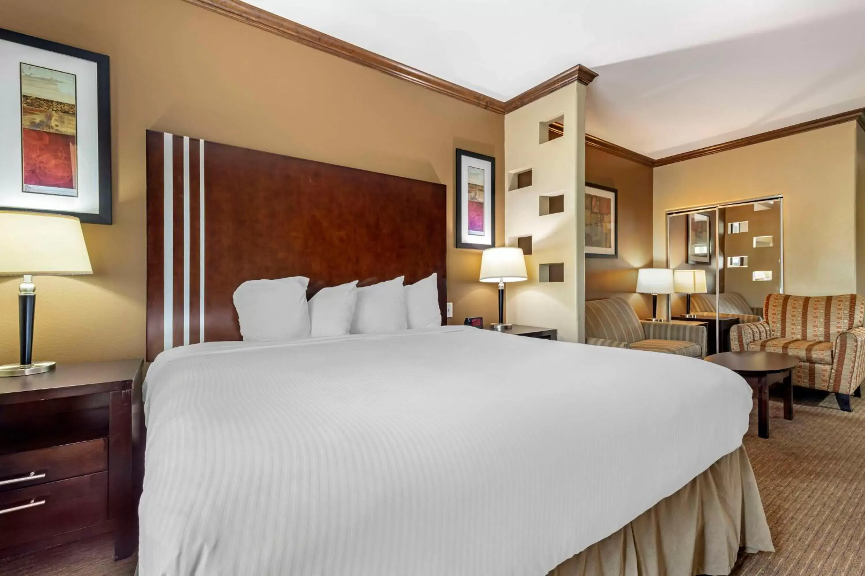 King Suite with Two King Beds and Bath Tub - Disability Access/Non-Smoking in Best Western Plus Texoma Hotel & Suites King Suite with Two King Beds and Bath Tub - Disability Access/Non-Smoking in Best Western Plus Texoma Hotel & Suites