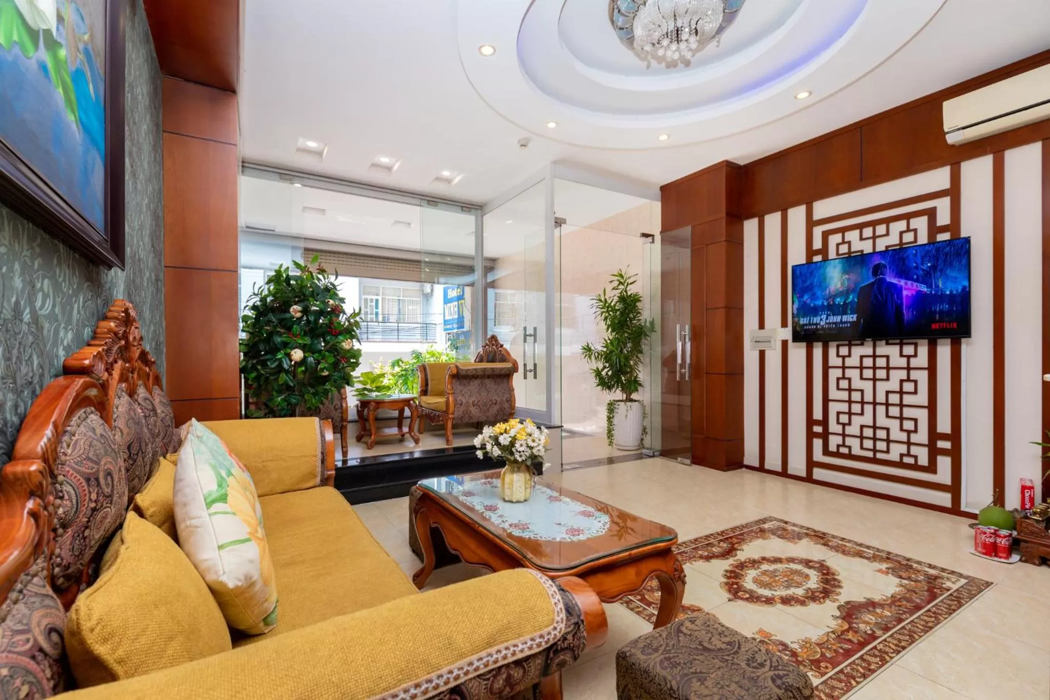 Communal lounge/ TV room in Queen Garden Hotel & Apartment