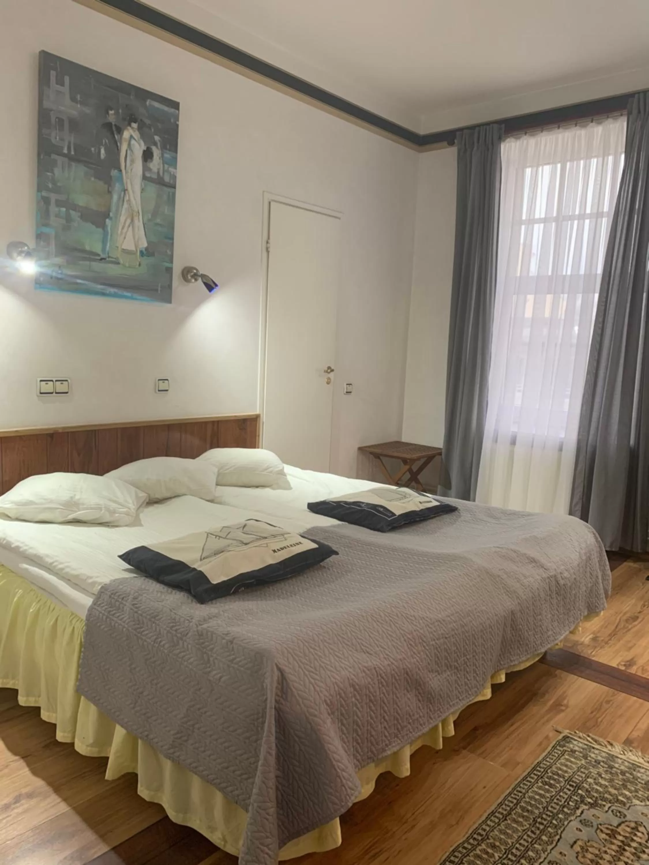 Bed in NB Hotel with Free Parking