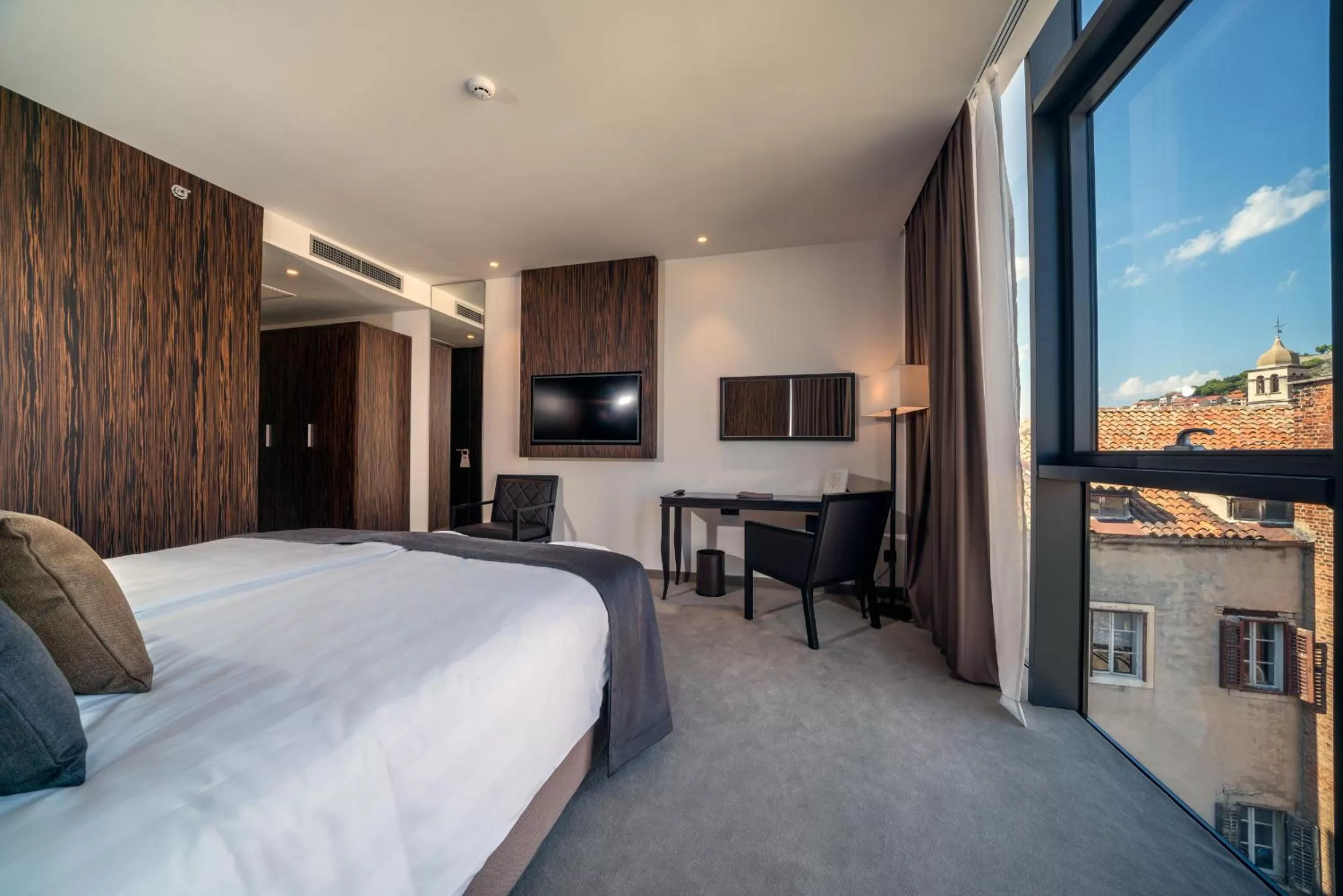 Seating area, Bed in Bellevue Superior City Hotel