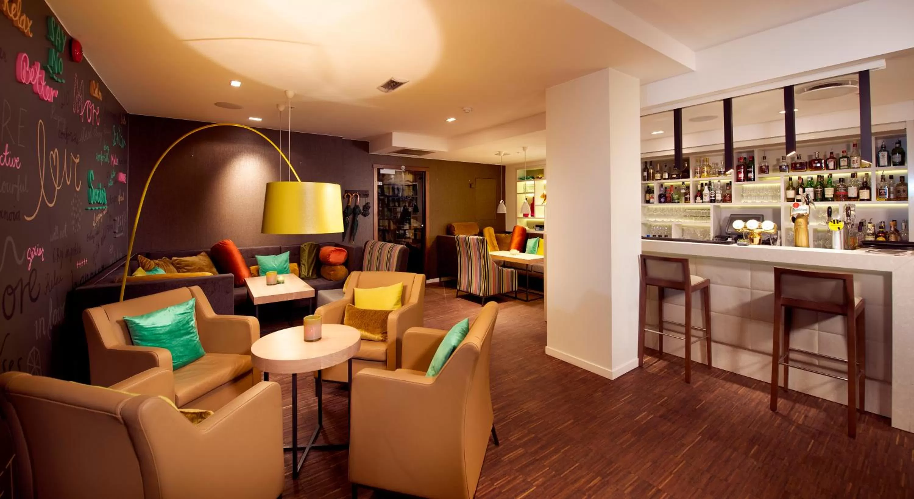 Restaurant/places to eat in Home Hotel Savoy