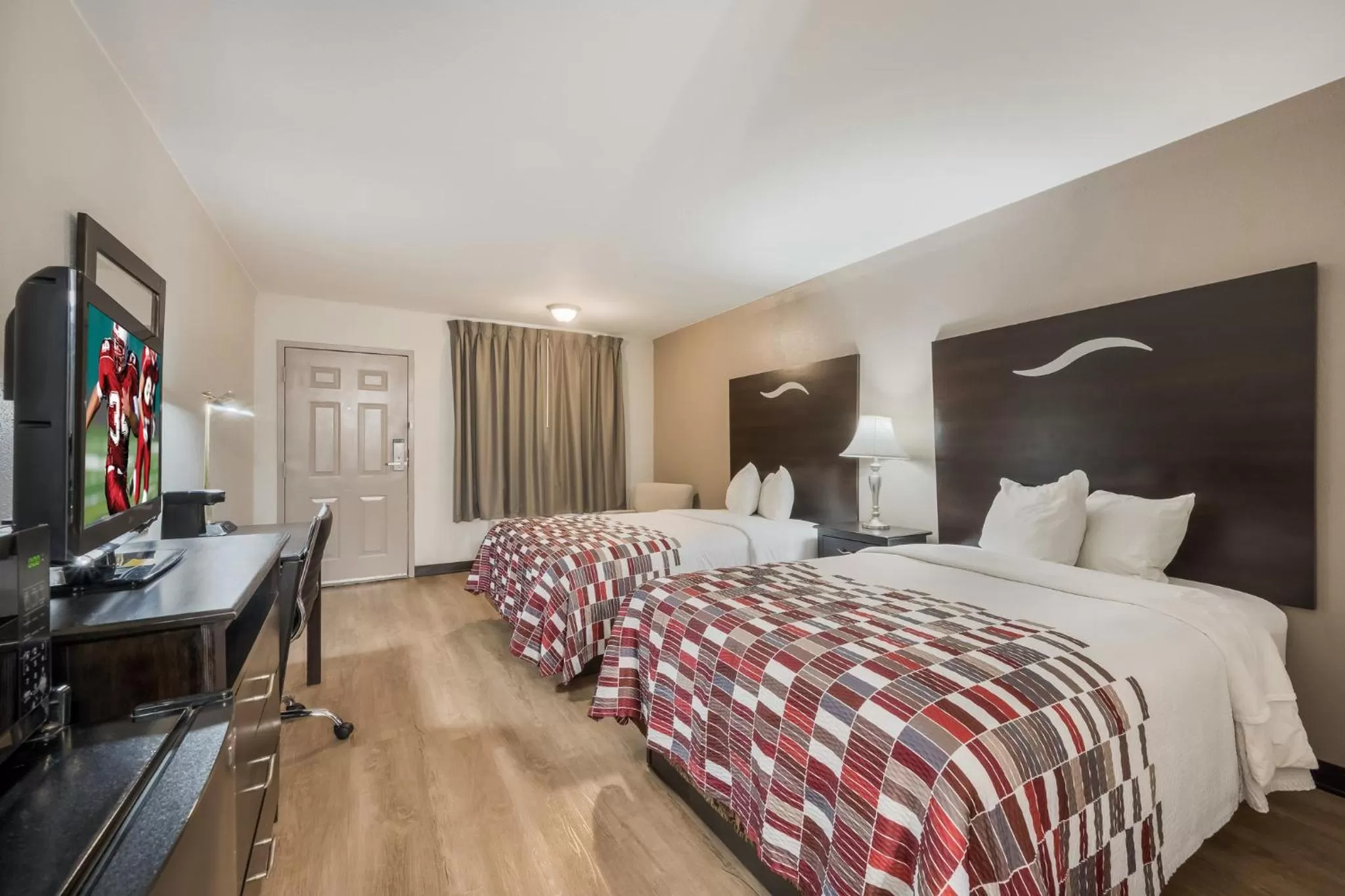 Photo of the whole room, Bed in Red Roof Inn College Station