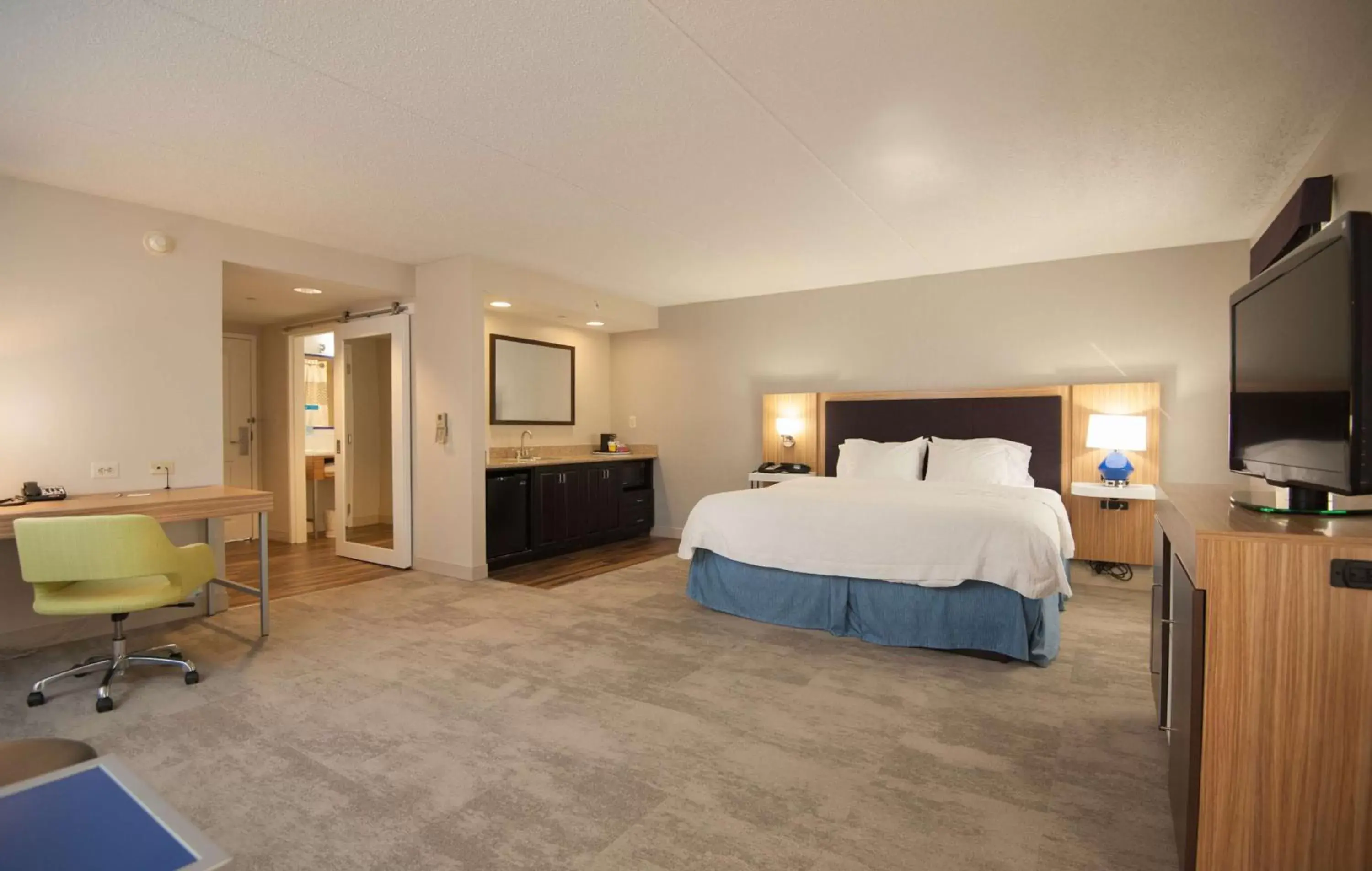 Corner King Studio with Sofa Bed in Hampton Inn Doylestown Corner King Studio with Sofa Bed in Hampton Inn Doylestown