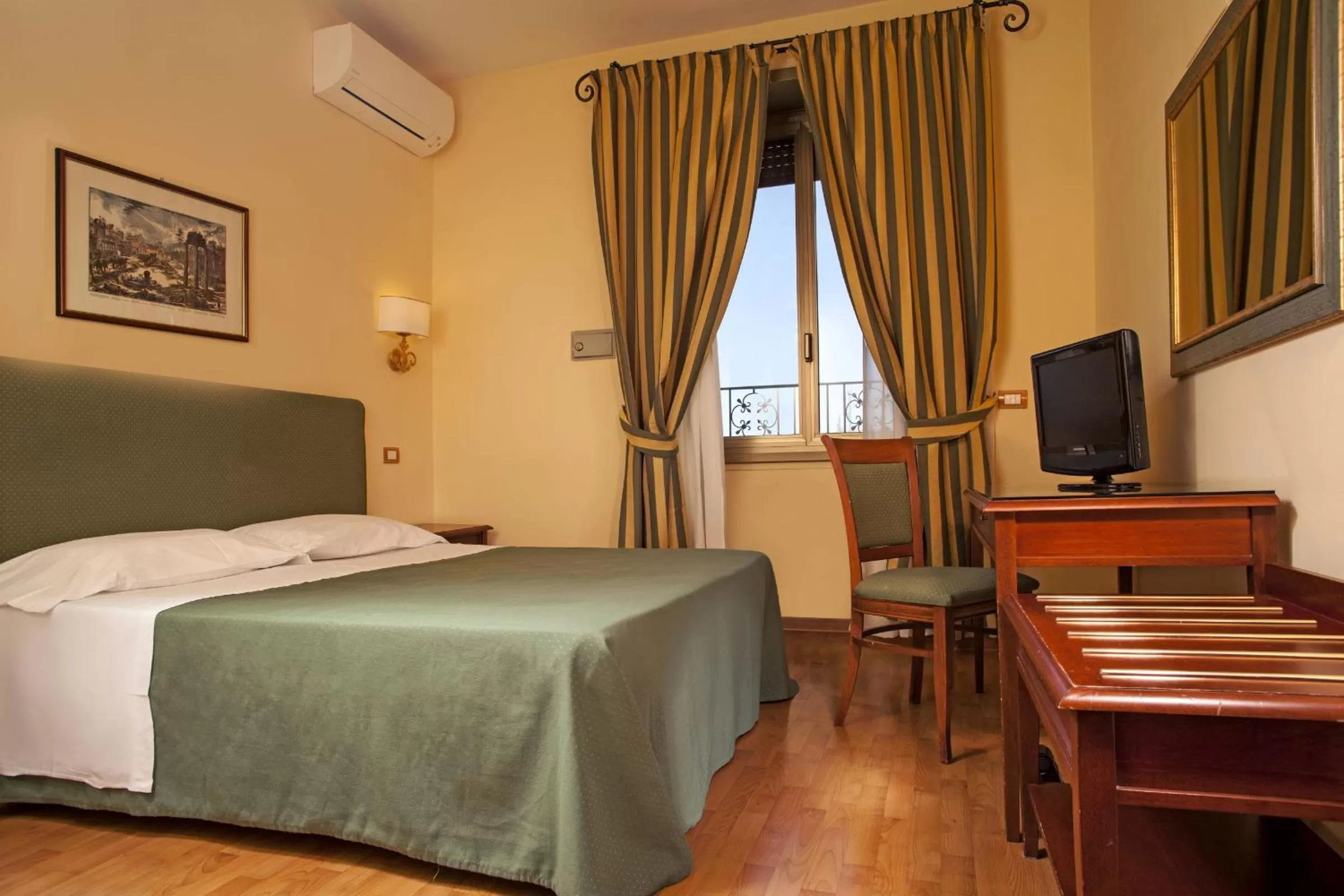 Photo of the whole room, Bed in Hotel Colosseum