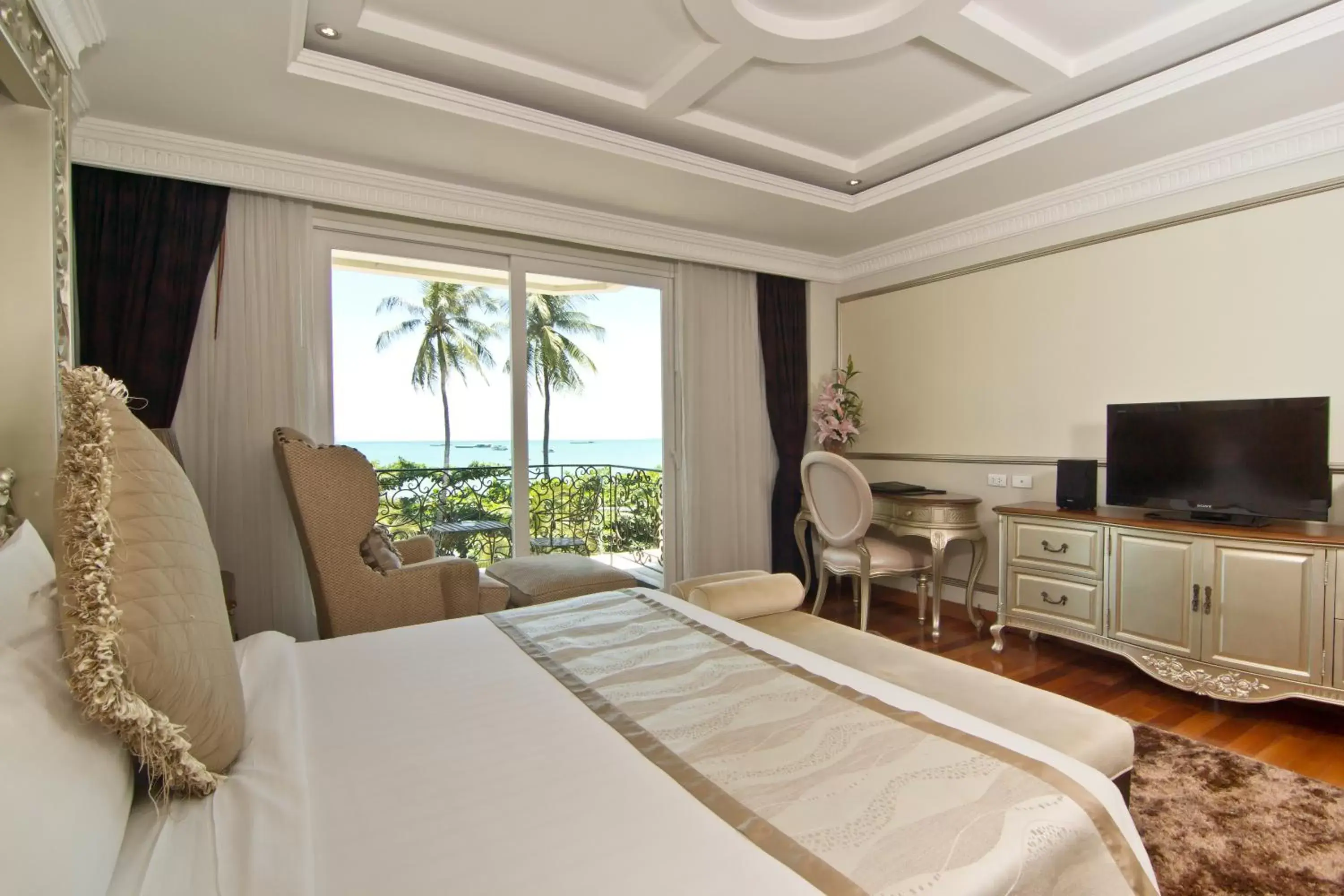 Deluxe Double Room - Beach Front in LK The Empress Deluxe Double Room - Beach Front in LK The Empress