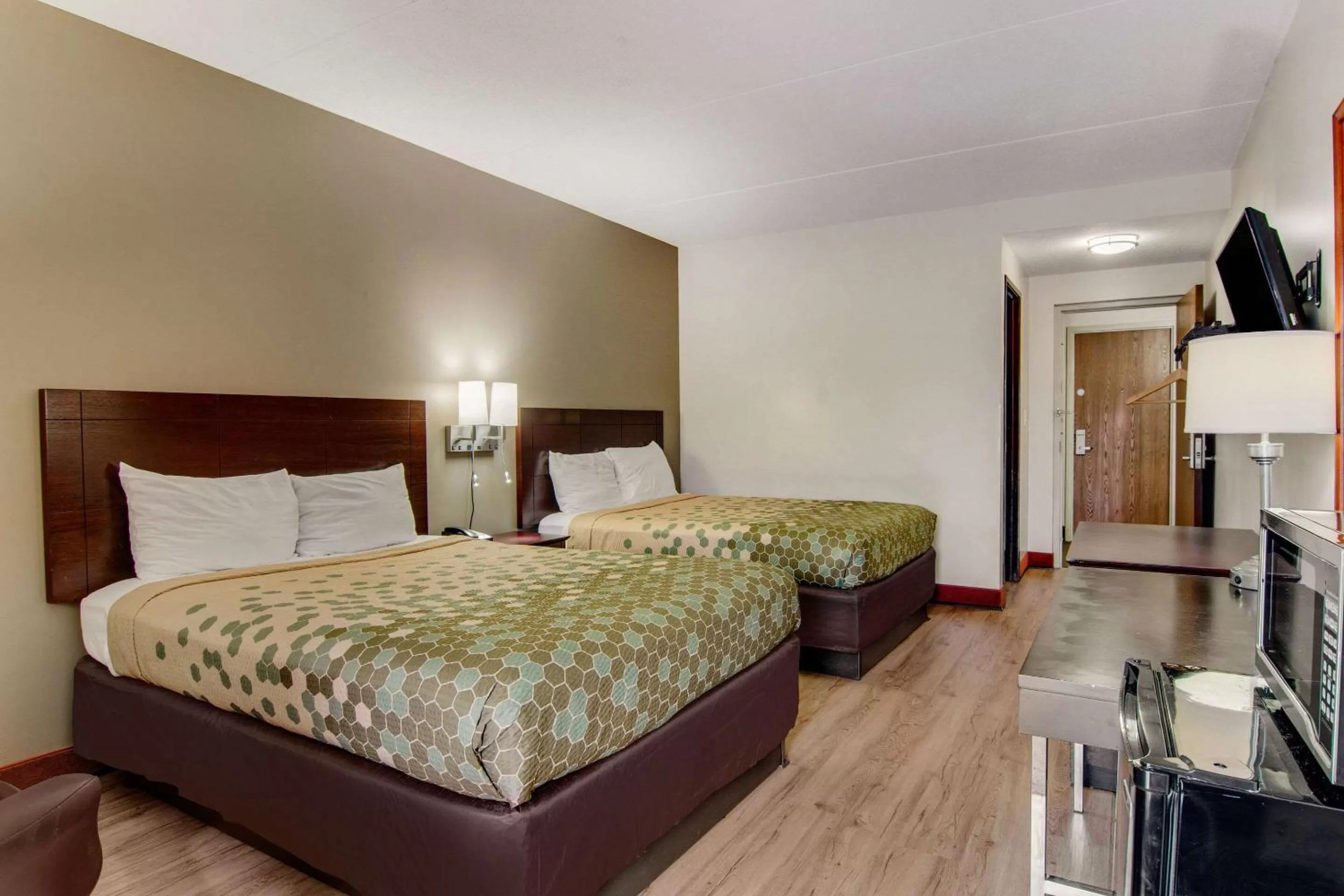 Bedroom, Bed in Econo Lodge Cadillac by Choice