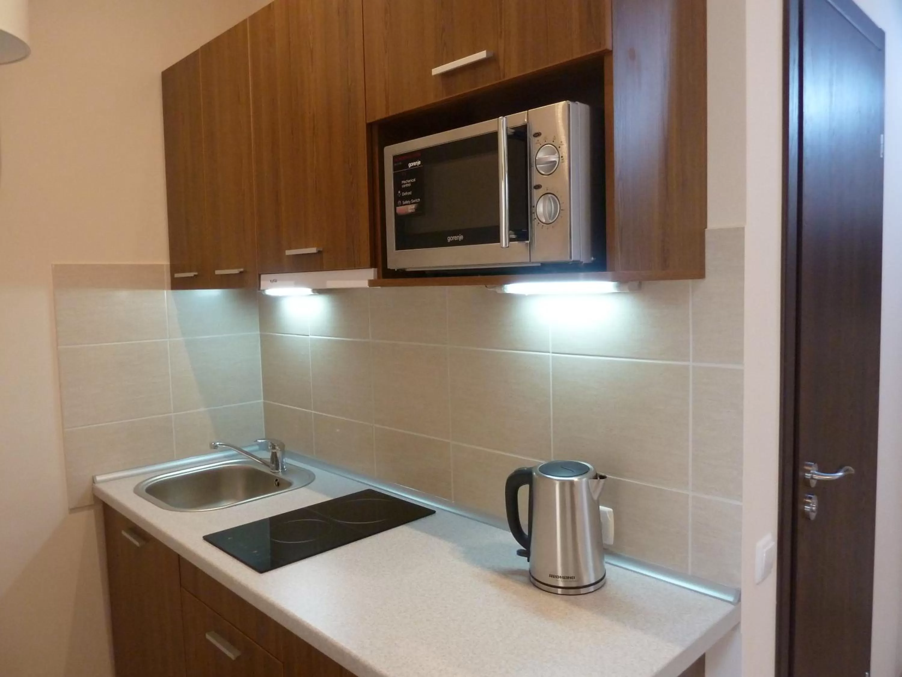 Coffee/tea facilities, Kitchen/Kitchenette in Sky Hotel